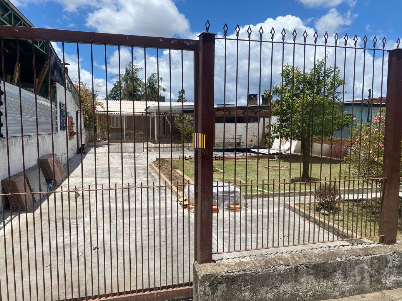 Casa de 2 dormitórios e 2 vaga de garagem em Vila Eunice Cachoeirinha.