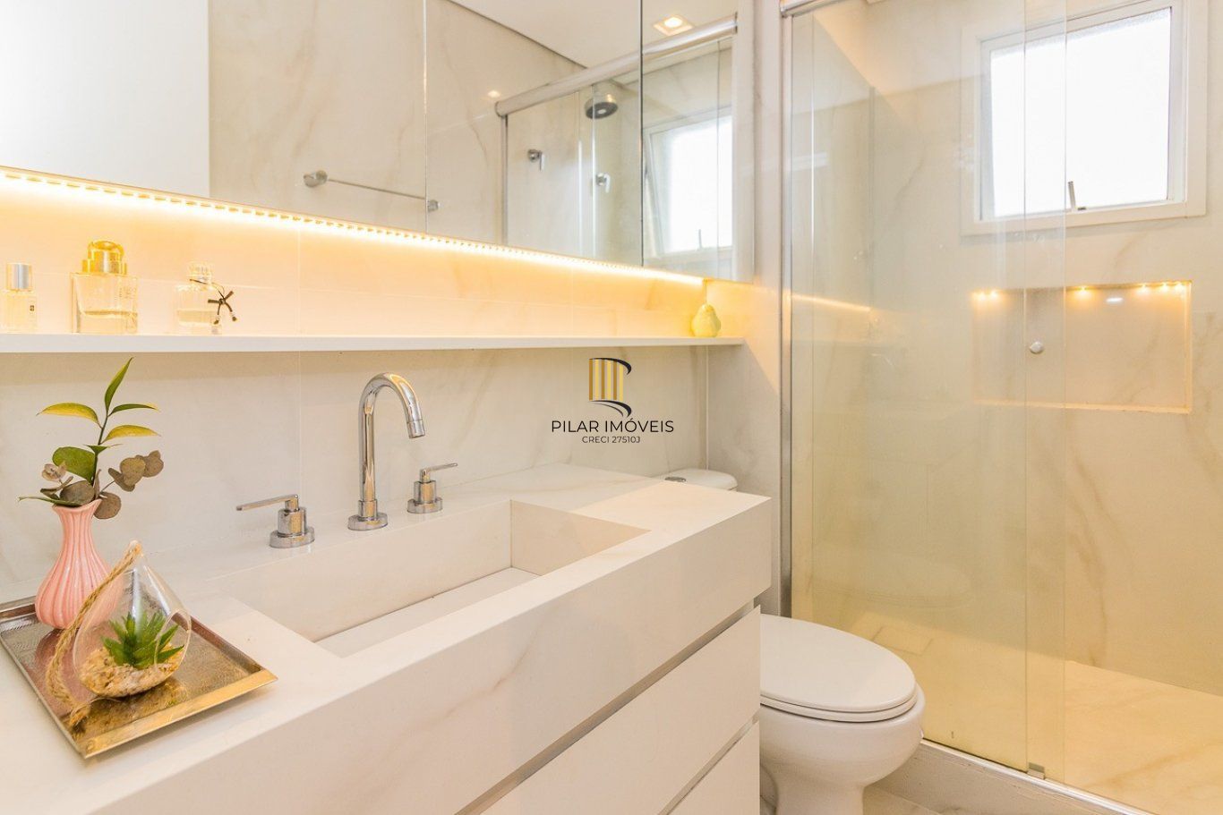 Apartamento com 2 quartos (1 suíte) e 2 vagas de garagem no Bairro Mont Serrat.