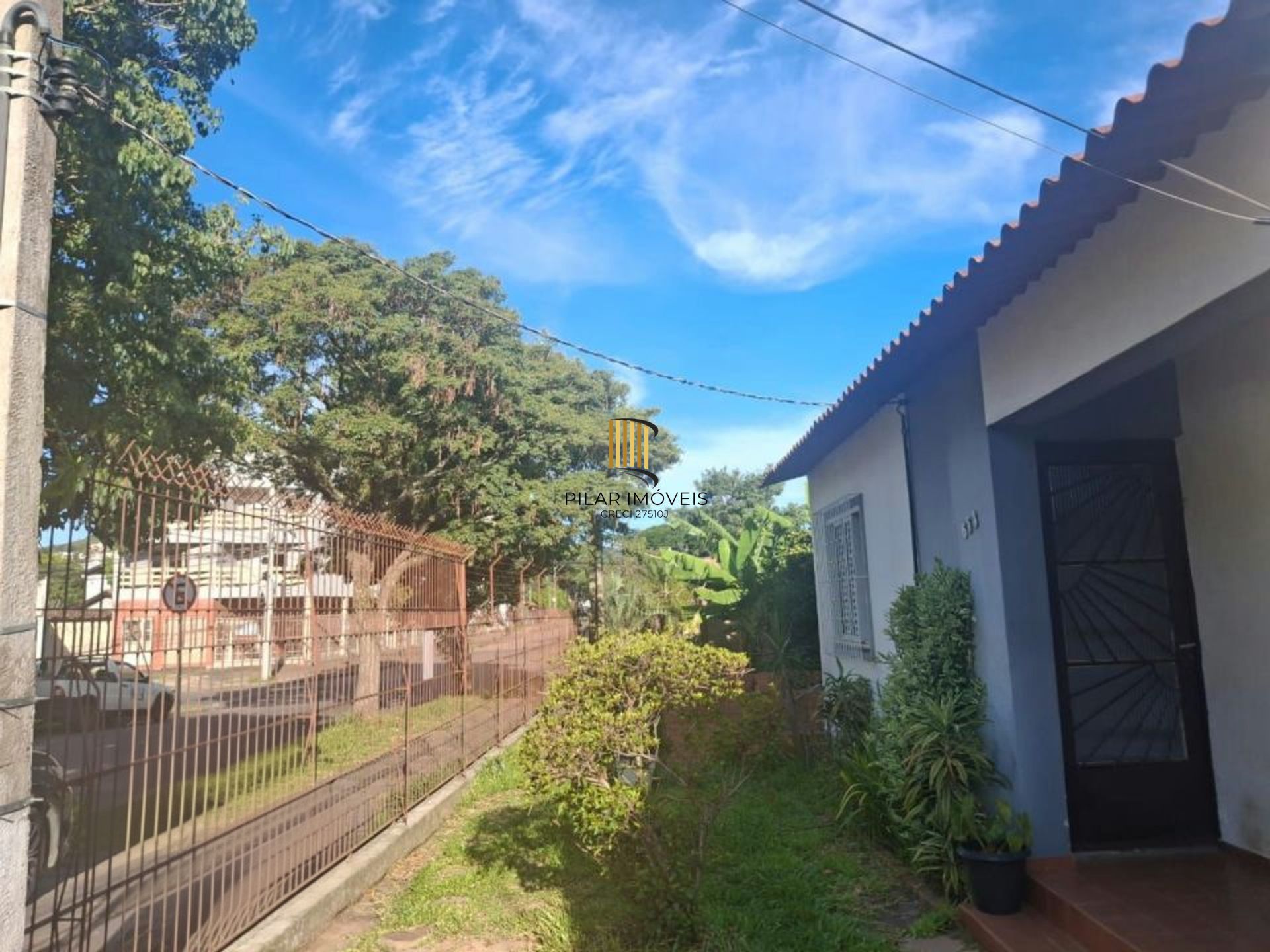 Casa 2 dormitórios com pátio e 3 vagas no Camaquã