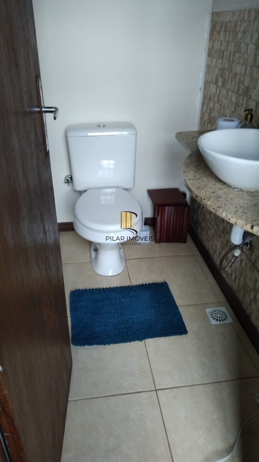 Casa de 2 quartos, churrasqueira, pátio, 2 vagas no bairro Lomba do Pinheiro