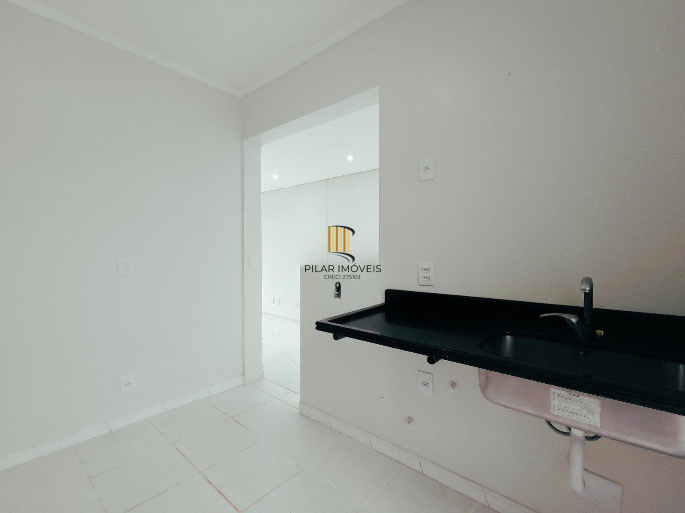 Casa em condomínio com 2 dormitórios e 2 garagem em Branco em Canoas.