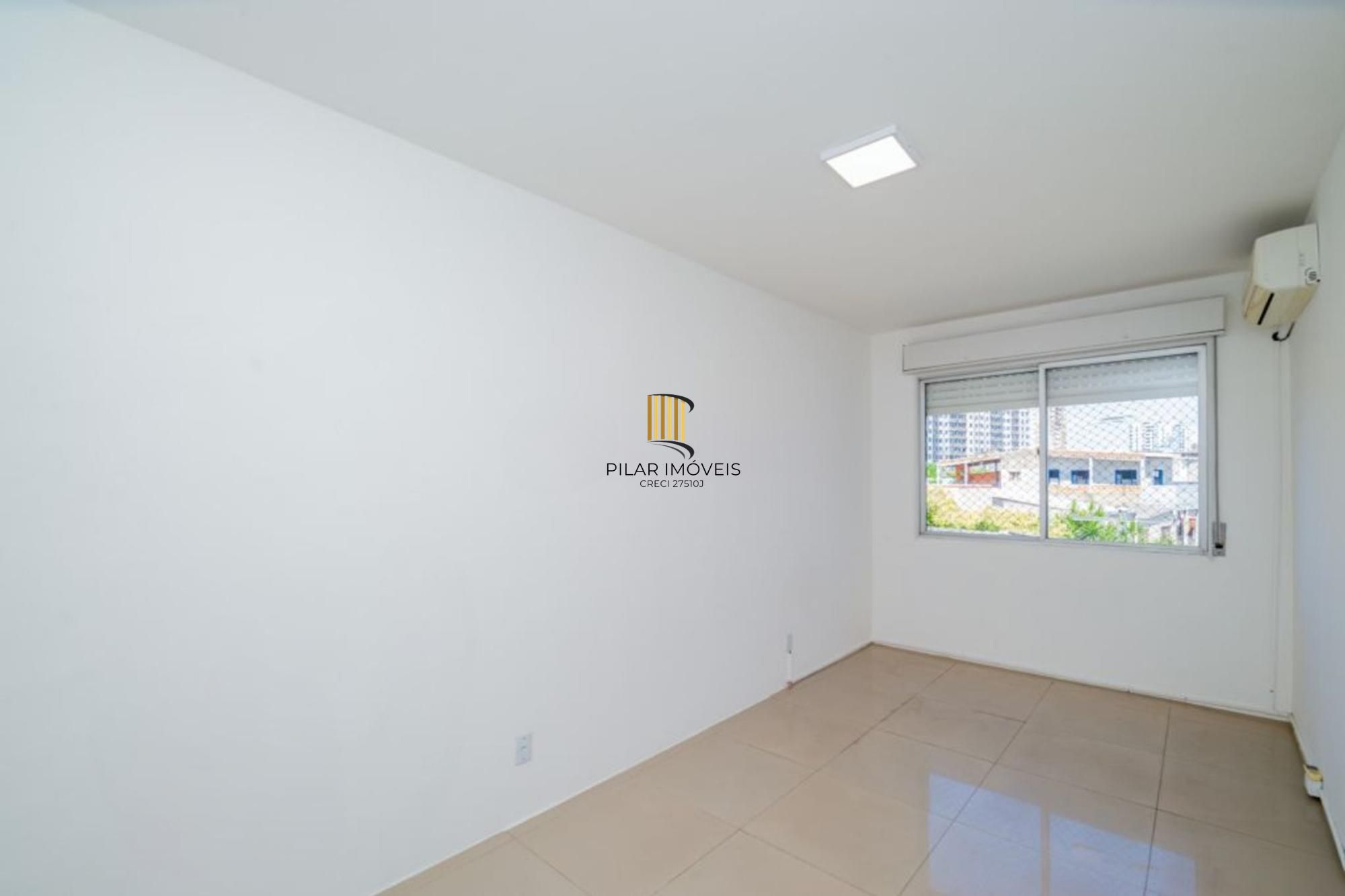 Apartamento com 2 quartos, 2 banheiros e 1 vaga no bairro Azenha.