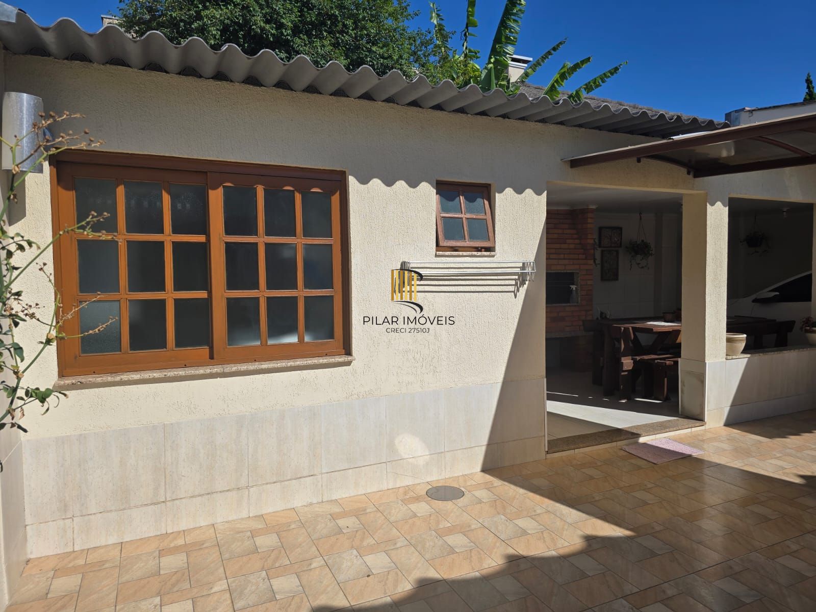 Casa térrea,3 dormitórios e 4 vagas cobertos no Sarandi.