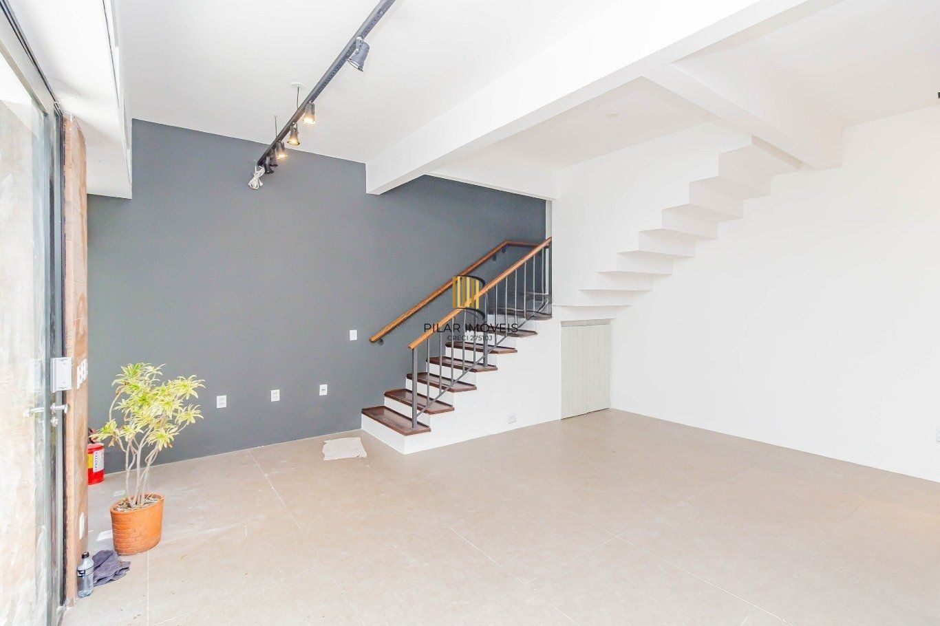 Prédio Comercial á venda com 2 salas e terraço no bairro Menino Deus