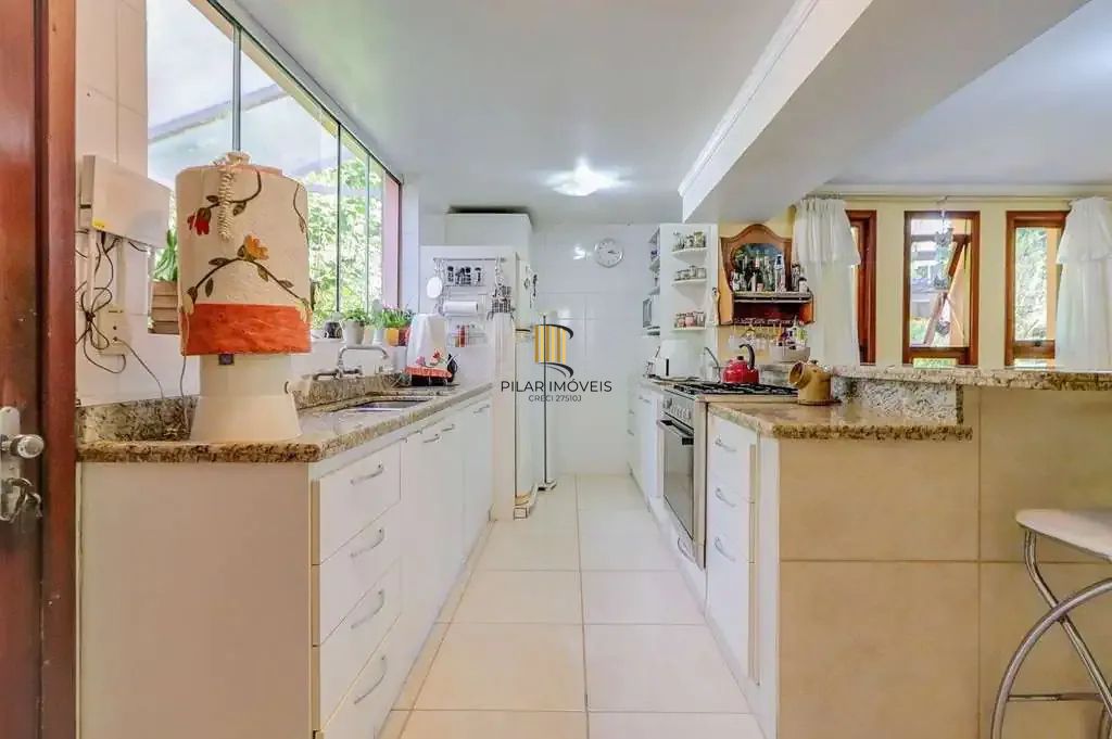 Casa em condominio, 3 quartos, 3 suítes 2 vagas e piscina na Cavalhada.