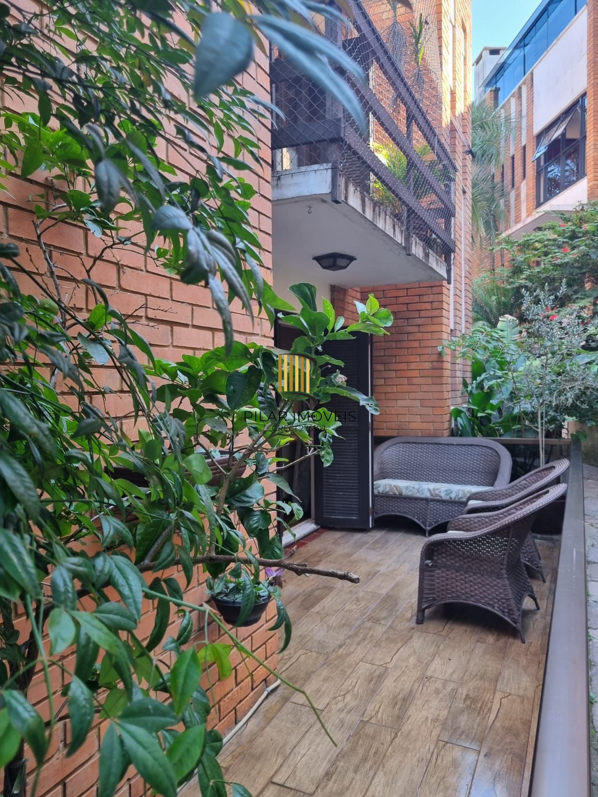 Apartamento térreo semi mobiliado de 3 dormitórios no bairro Cristal