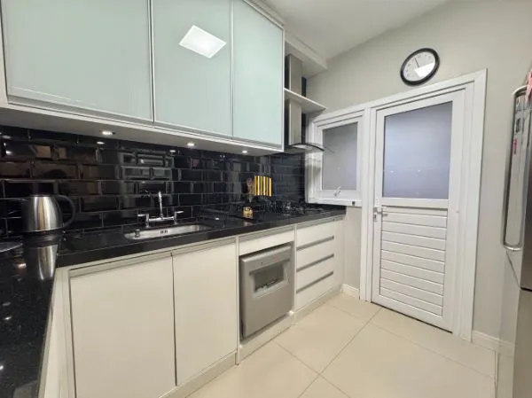 Casa em condomínio com 3 quartos e 2 vagas de garagem em Canoas.