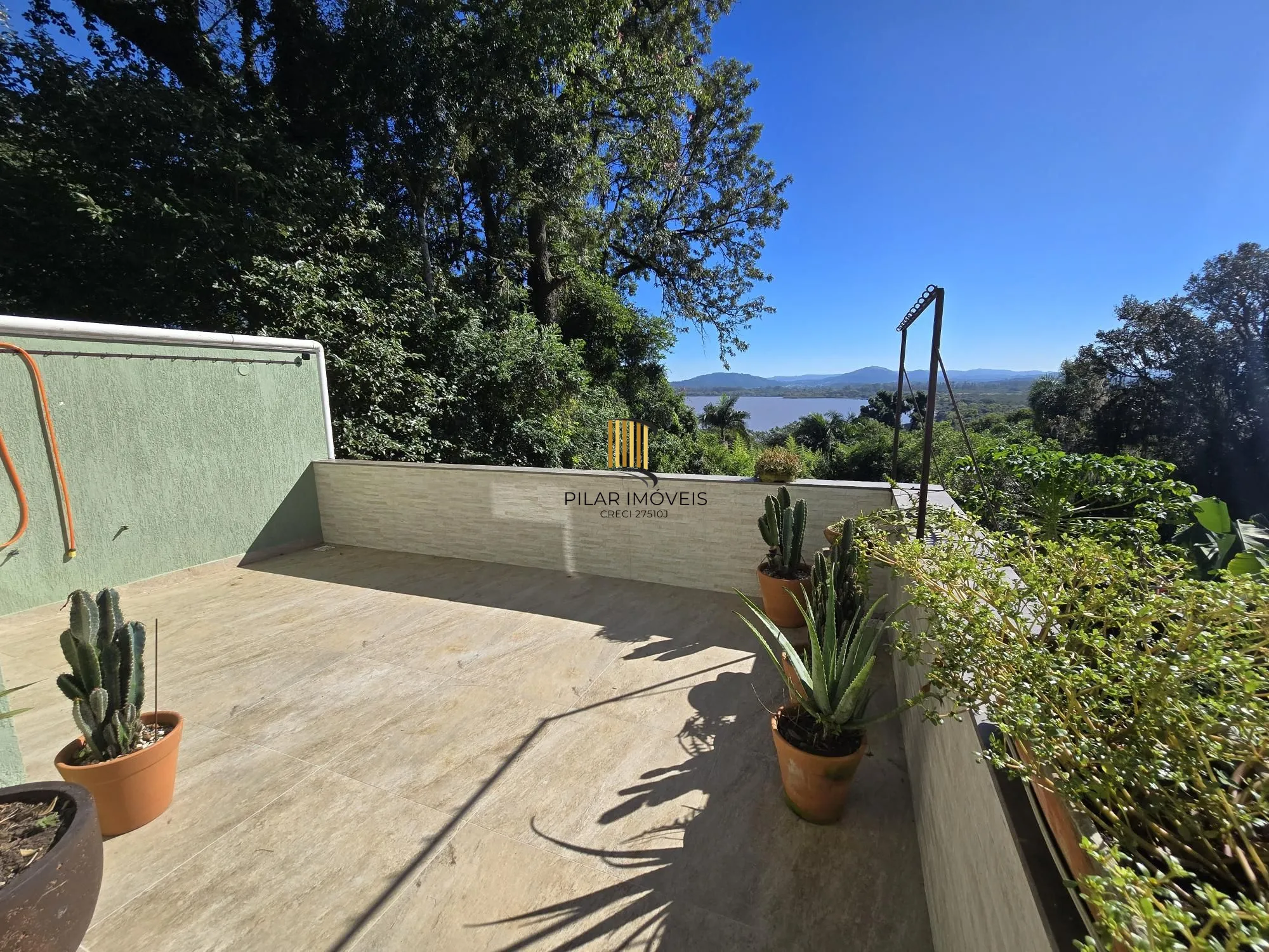 Casa 3 dormitórios, 1 suíte, 4 vagas 210 m² privativos no Belém Novo.