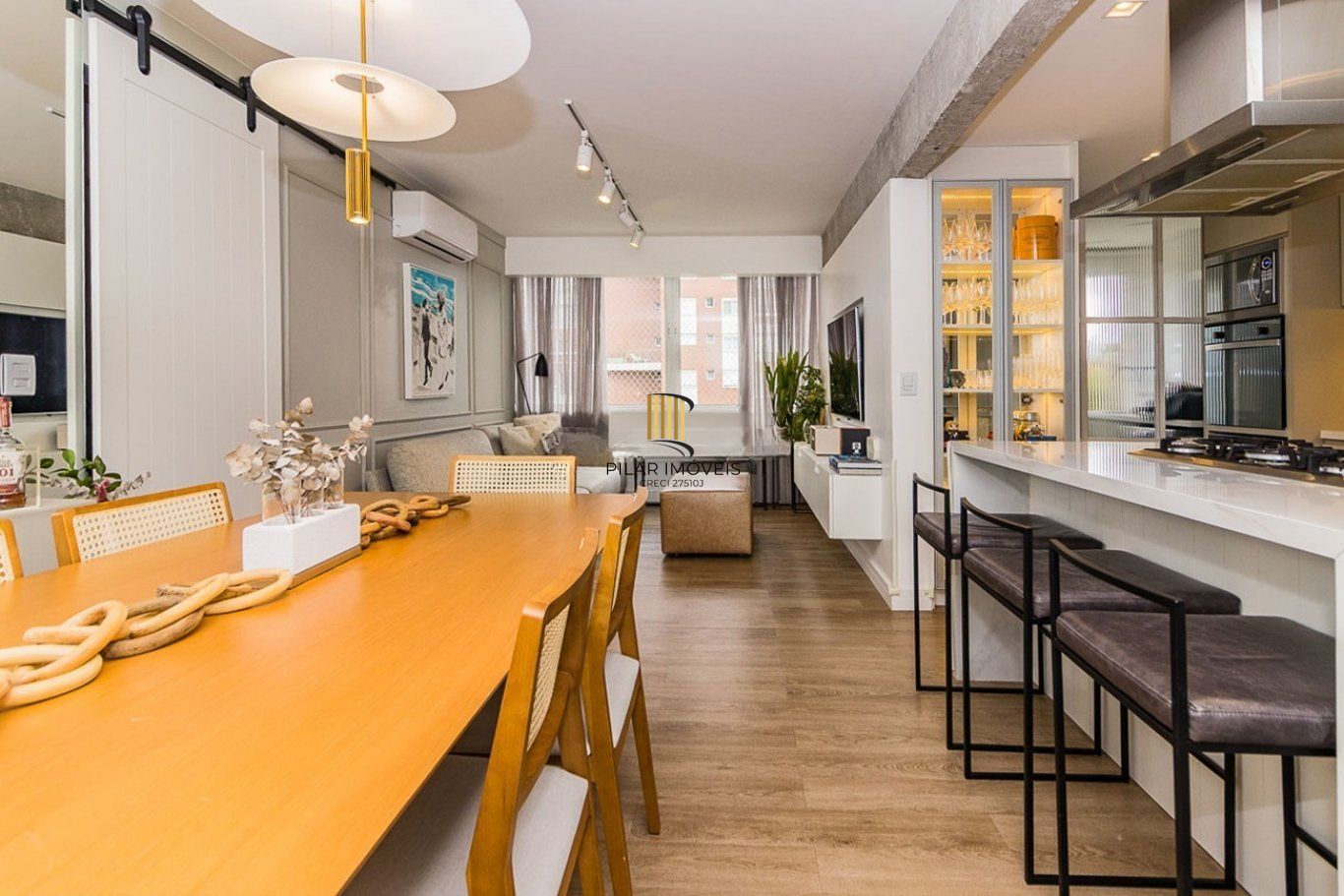 Apartamento com 2 quartos (1 suíte) e 2 vagas de garagem no Bairro Mont Serrat.