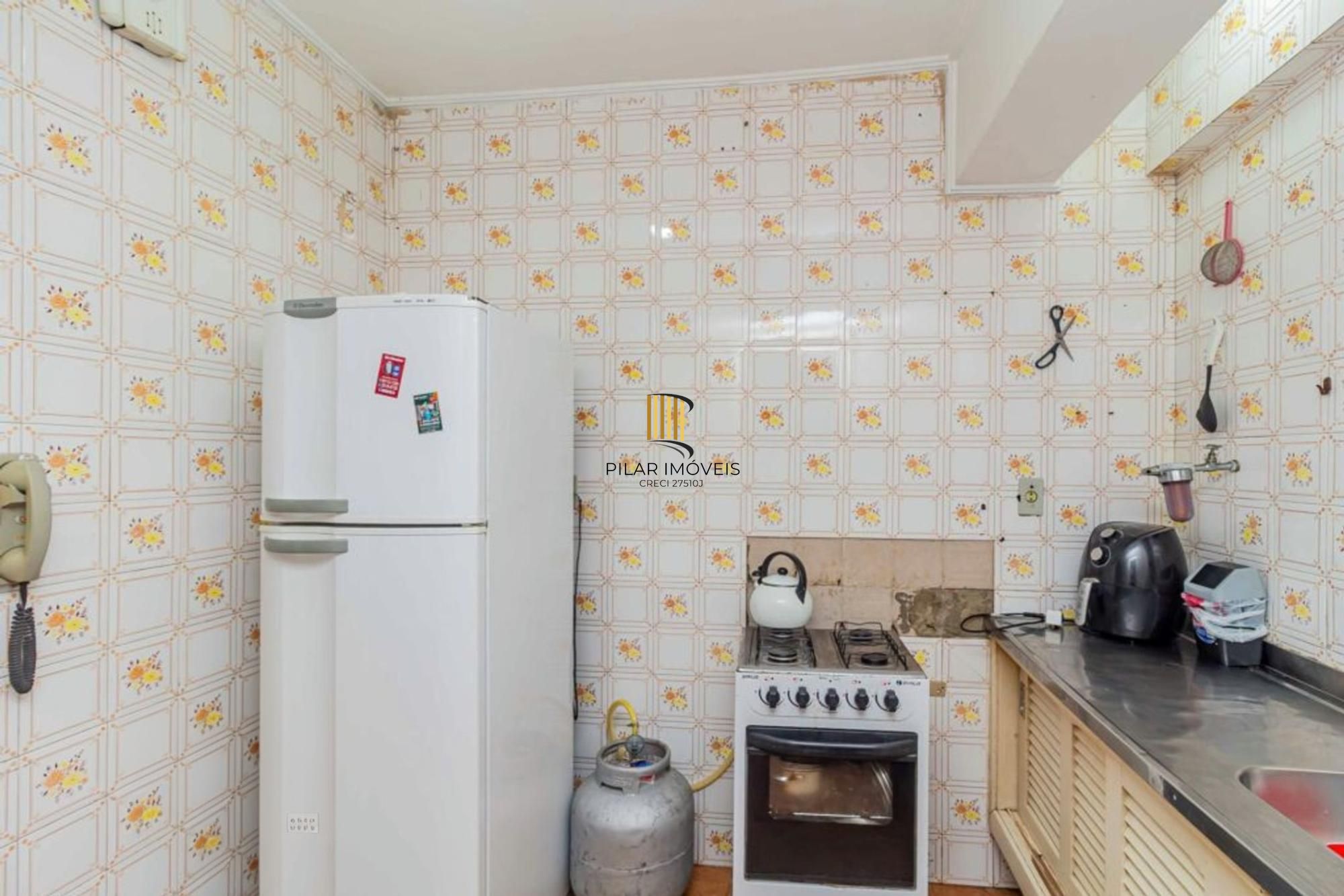 Apartamento com 2 quartos, elevador semi mobiliado no bairro Floresta.