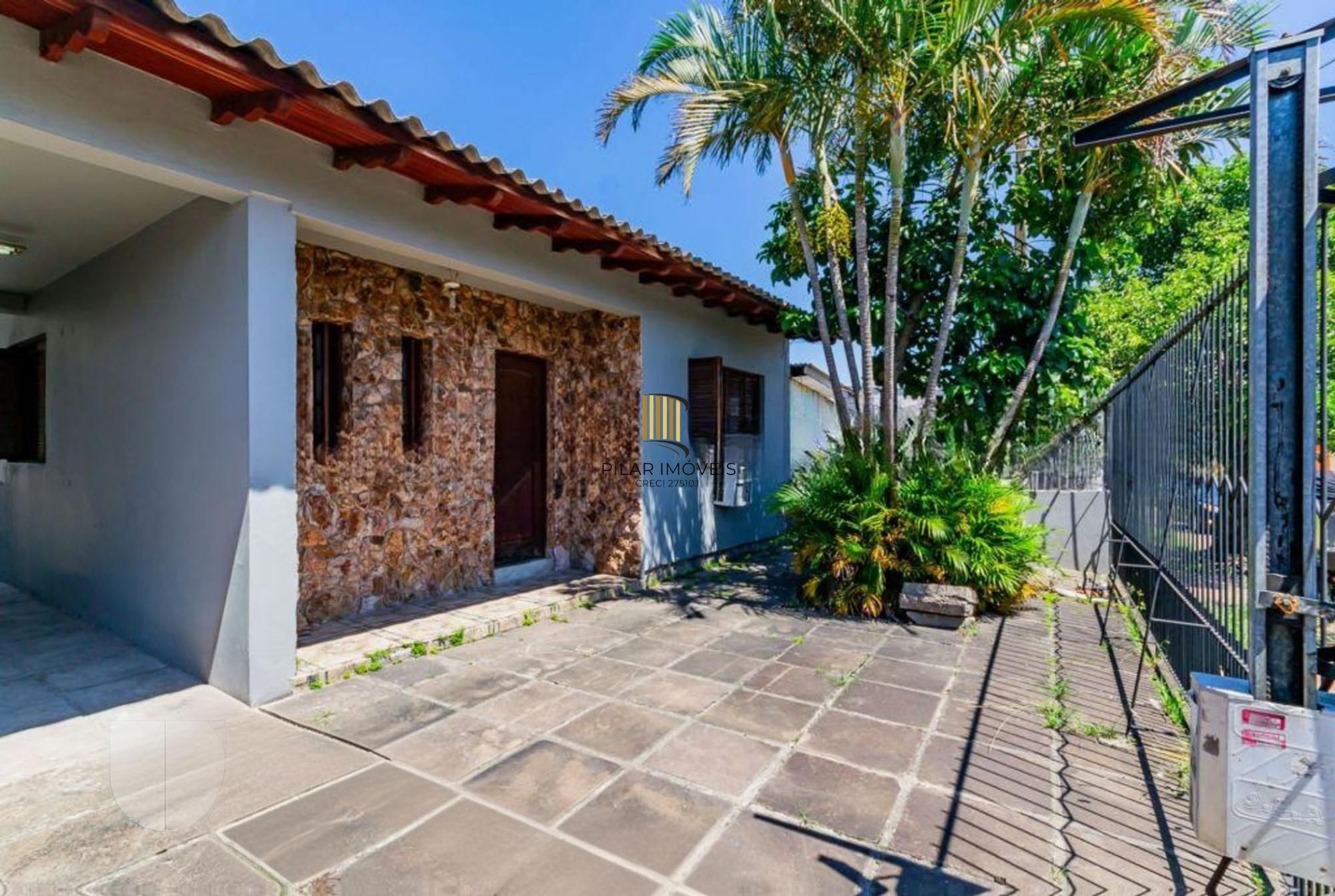 Casa com 3 dormitórios, 4 vagas e amplo pátio no Bairro Sarandí - Pilar Imóveis