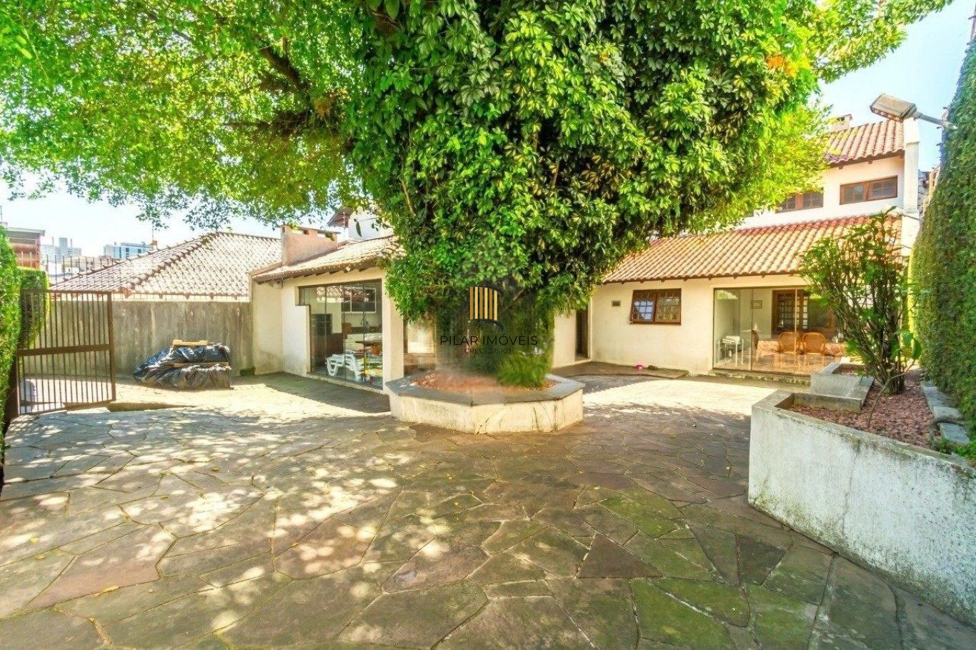 Casa com 4 dormitórios, 1 suíte, 4 vagas, piscina no bairro Três Figueiras.