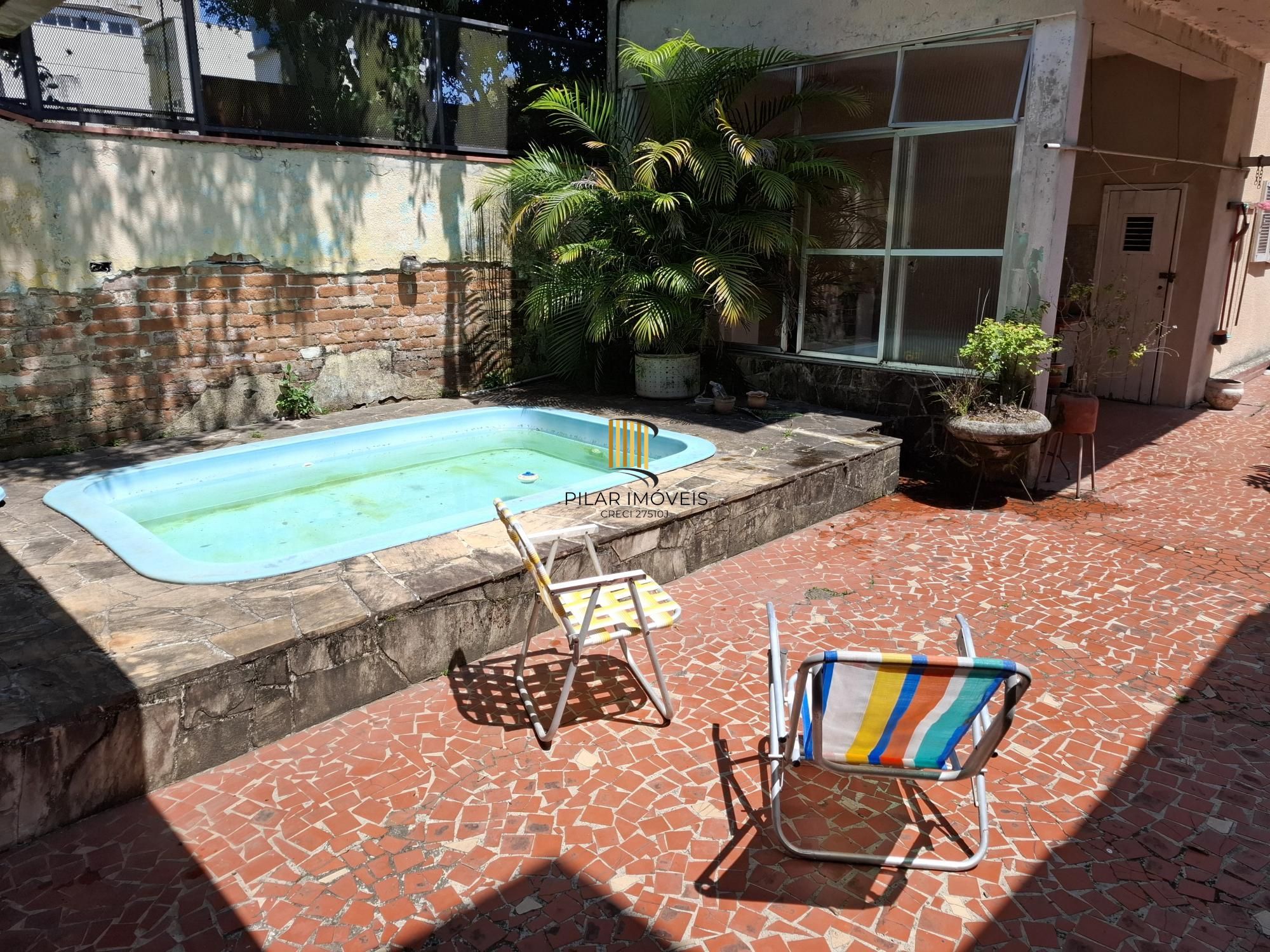 Casa no Bairro Petrópolis, à 800 metros da Encol, com pátio e piscina.