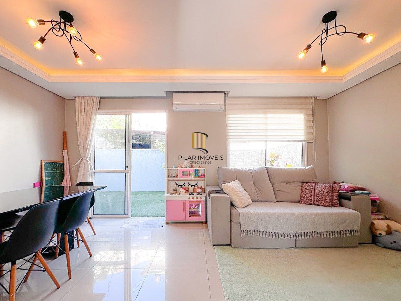 Casa em condomínio com 3 dormitórios e 3 vagas de garagem em Canoas.