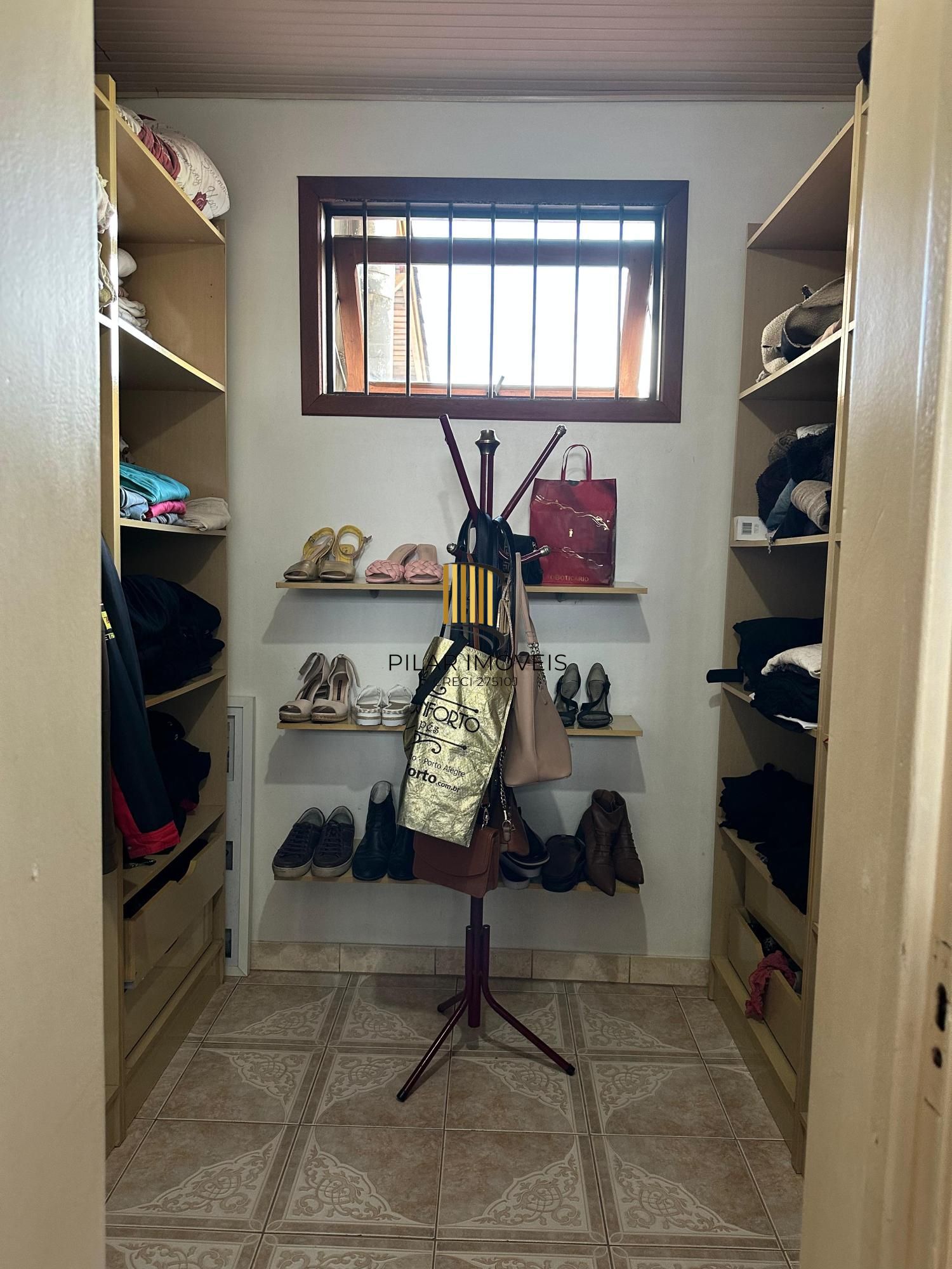 Casa com 3 quartos e 220m² à venda em Parque Santa Fé, Porto Alegre.