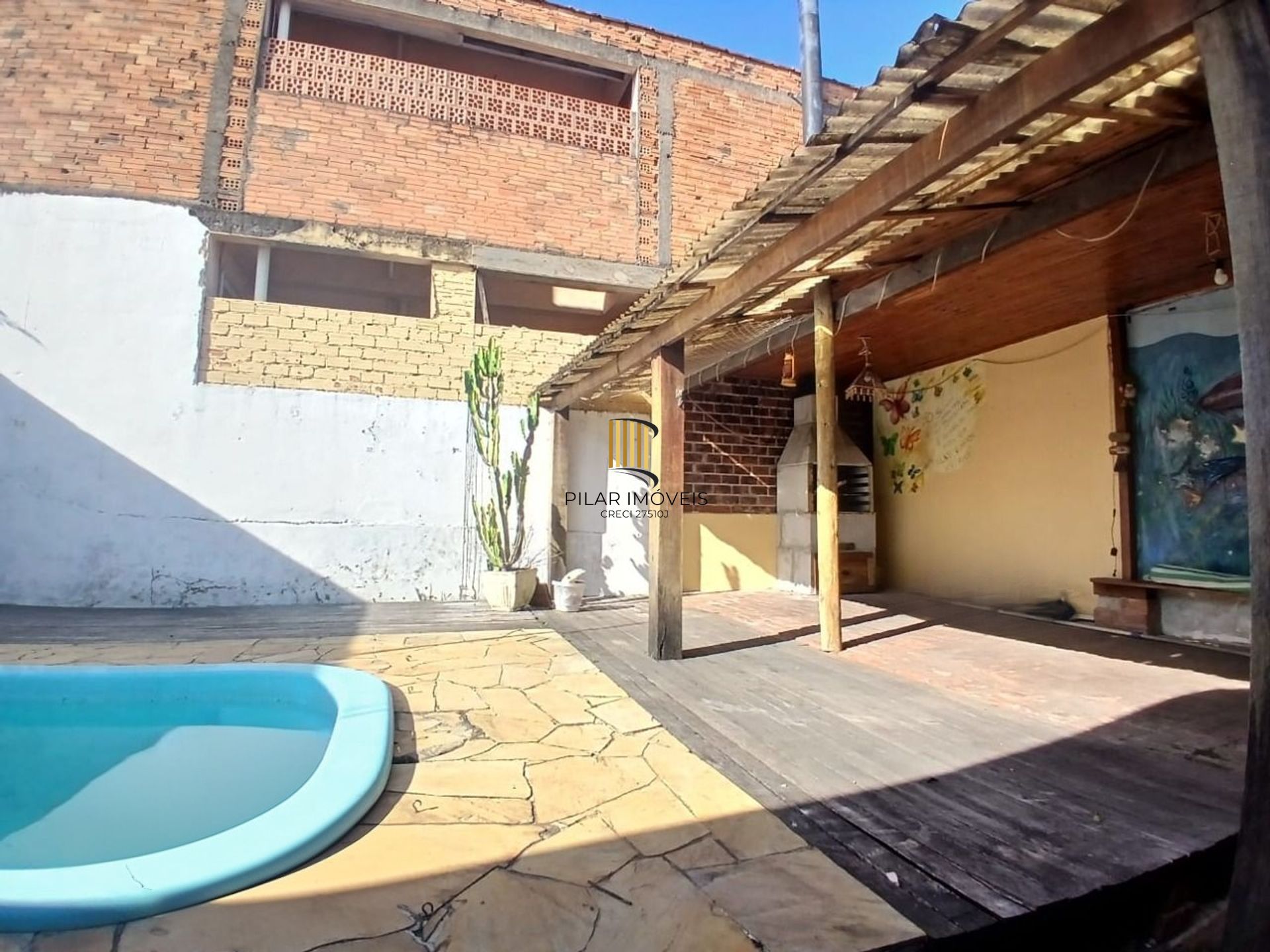 Casa de 3 dormitórios, piscina e 4 vagas de garagem em Canoas.