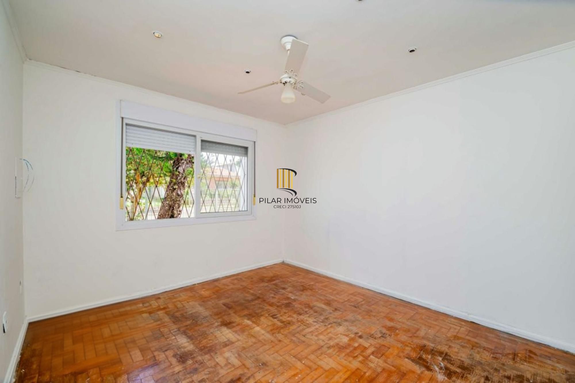 Casa de 2 dormitórios, churrasqueira, pátio, 4 vagas no bairro Ipanema