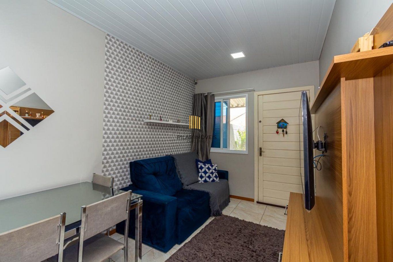 Casa de 2 dormitórios e com 2 vagas de garagem em Cachoeirinha.