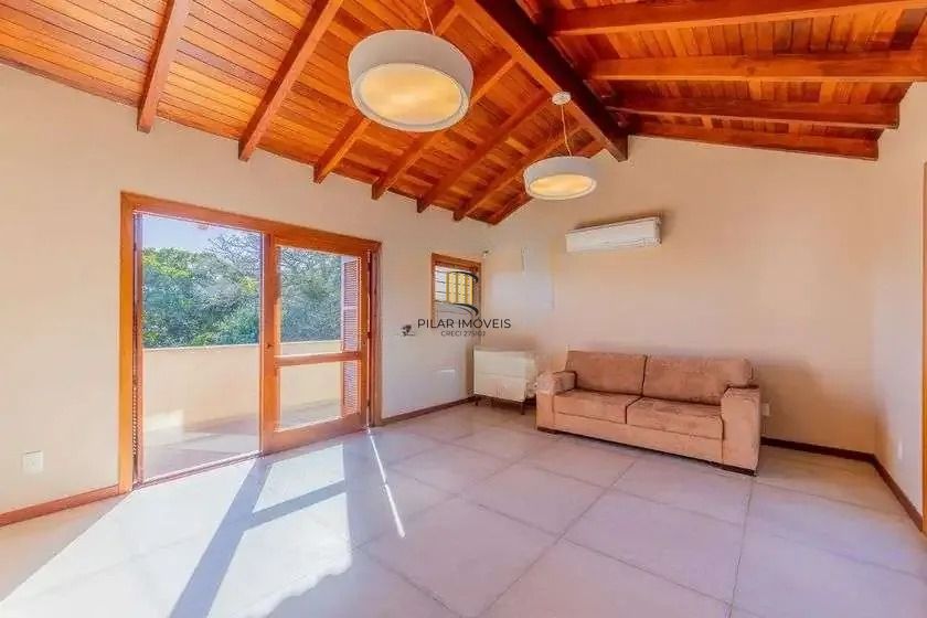 Casa em condominio, 3 domitórios, 1 suíte, lareira, churrasqueira e 2 vagas.