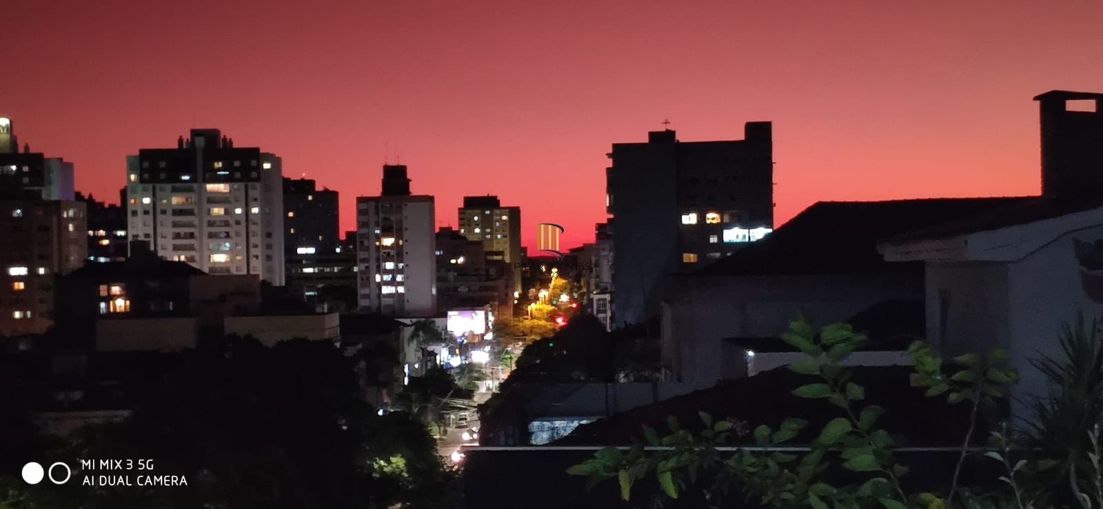 Casa com 3 quartos, 3 banheiros, vaga de garagem no bairro São João.