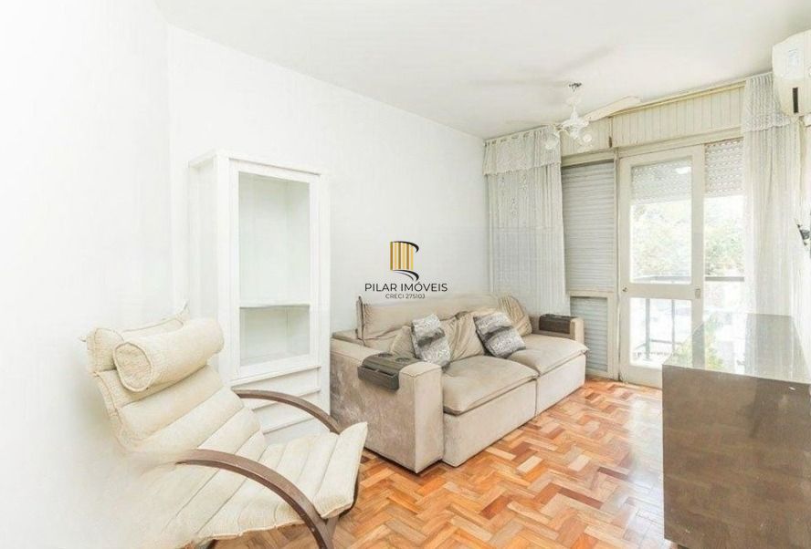 Apartamento de 2 dormitórios com sacada e 1 vaga no Petrópolis.