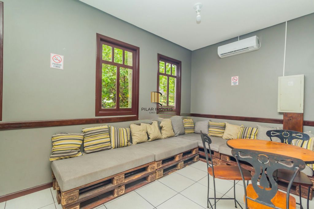 Casa com 4 dormitórios, 1 suíte, 260 m² privativos, 3 vagas no Ecoville.