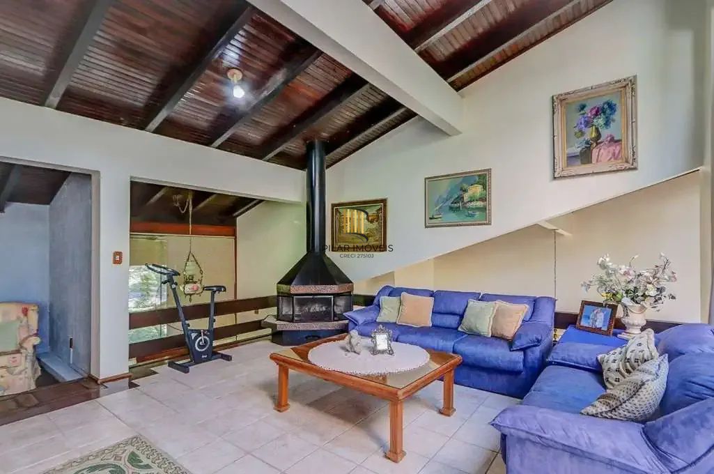 Casa em condominio, 3 quartos, 3 suítes 2 vagas e piscina na Cavalhada.