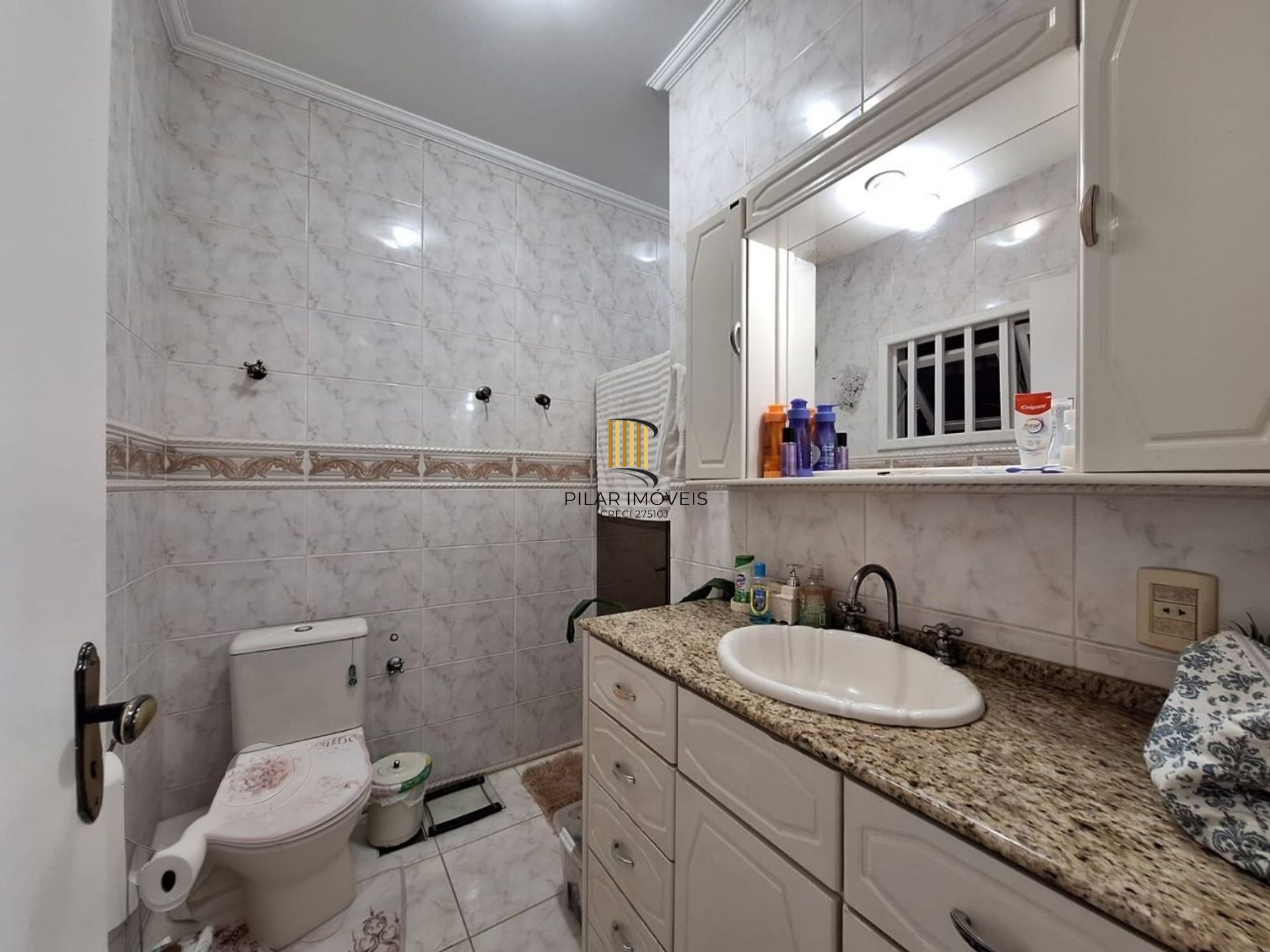 Casa de 2 pisos, 3 dormitórios e 2 vagas de garagem coberta em Canoas.