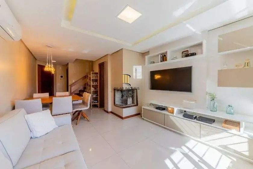 Casa em condominio, 3 domitórios, 1 suíte, lareira, churrasqueira e 2 vagas.