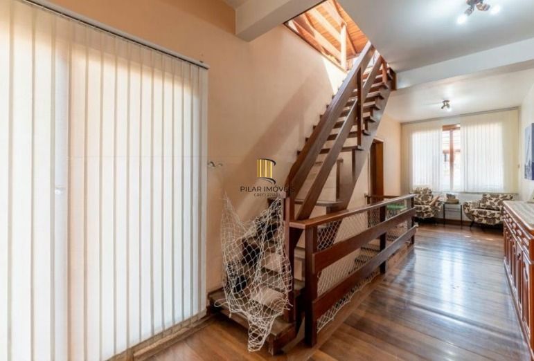 Casa semi mobiliada de 4 quartos e  4 vagas no bairro Chácara das Pedras.