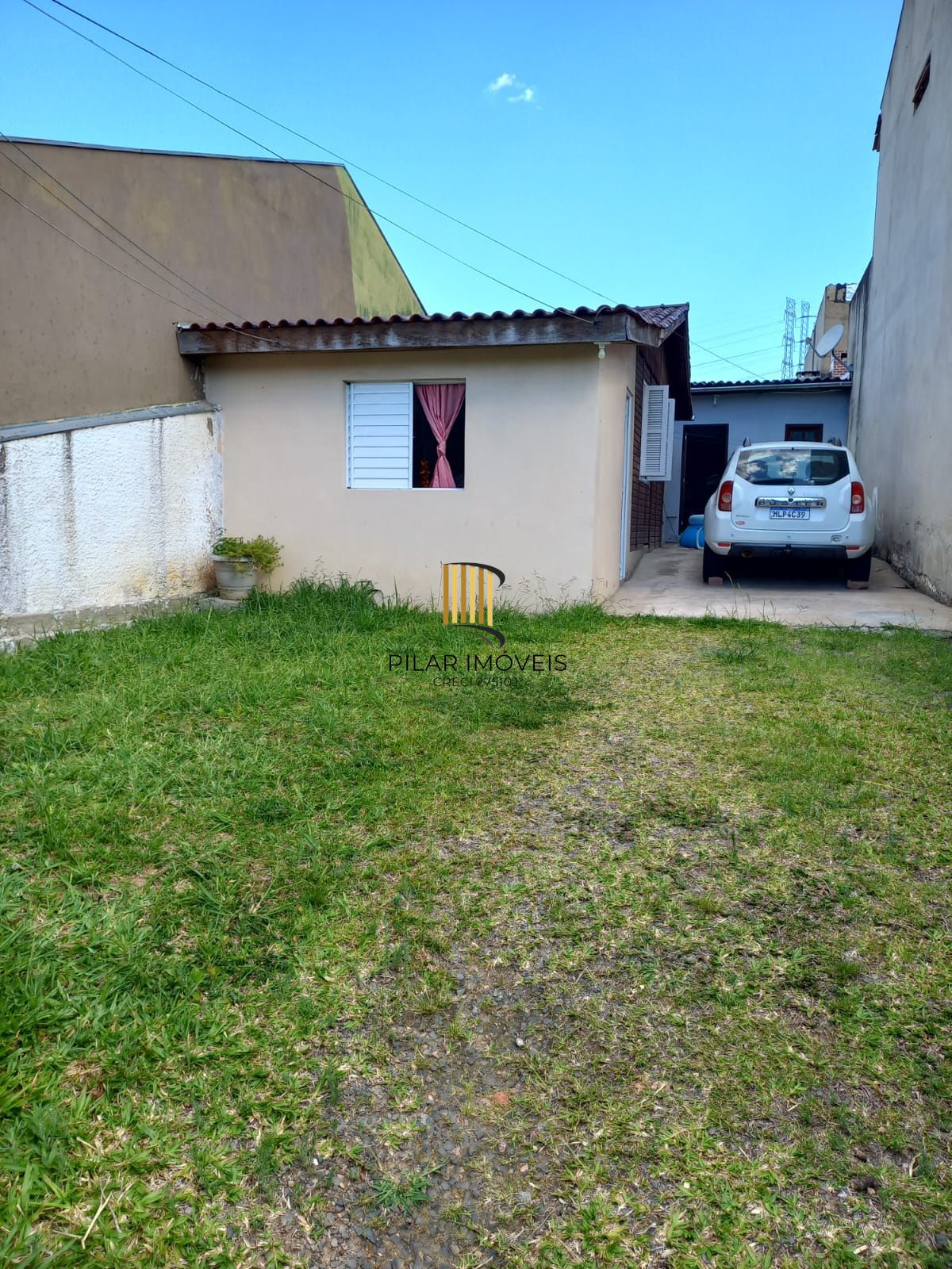 Casa com pátio e edícula no Bairro Porto Verde
