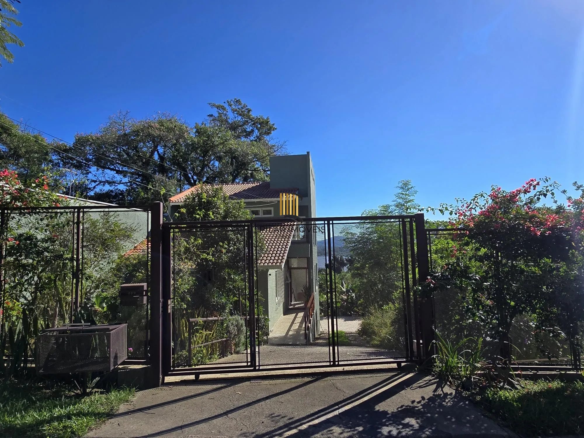 Casa 3 dormitórios, 1 suíte, 4 vagas 210 m² privativos no Belém Novo.