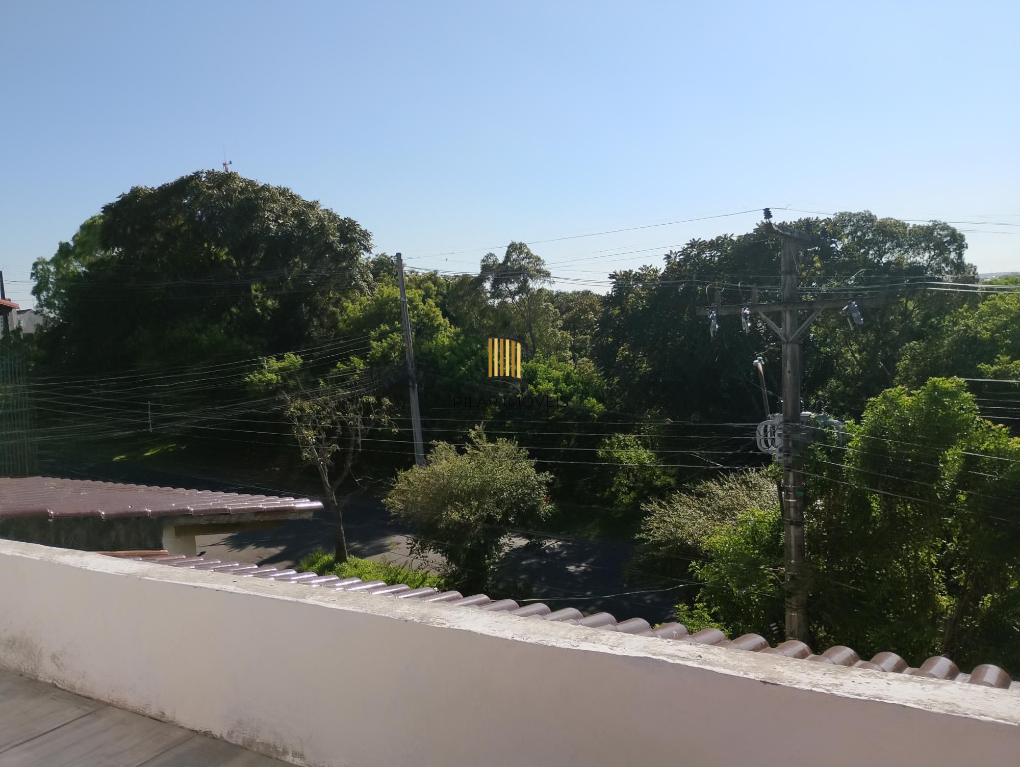 Casa com 3 quartos, 4 vagas de garagem e com pátio no bairro Parque Santa Fé