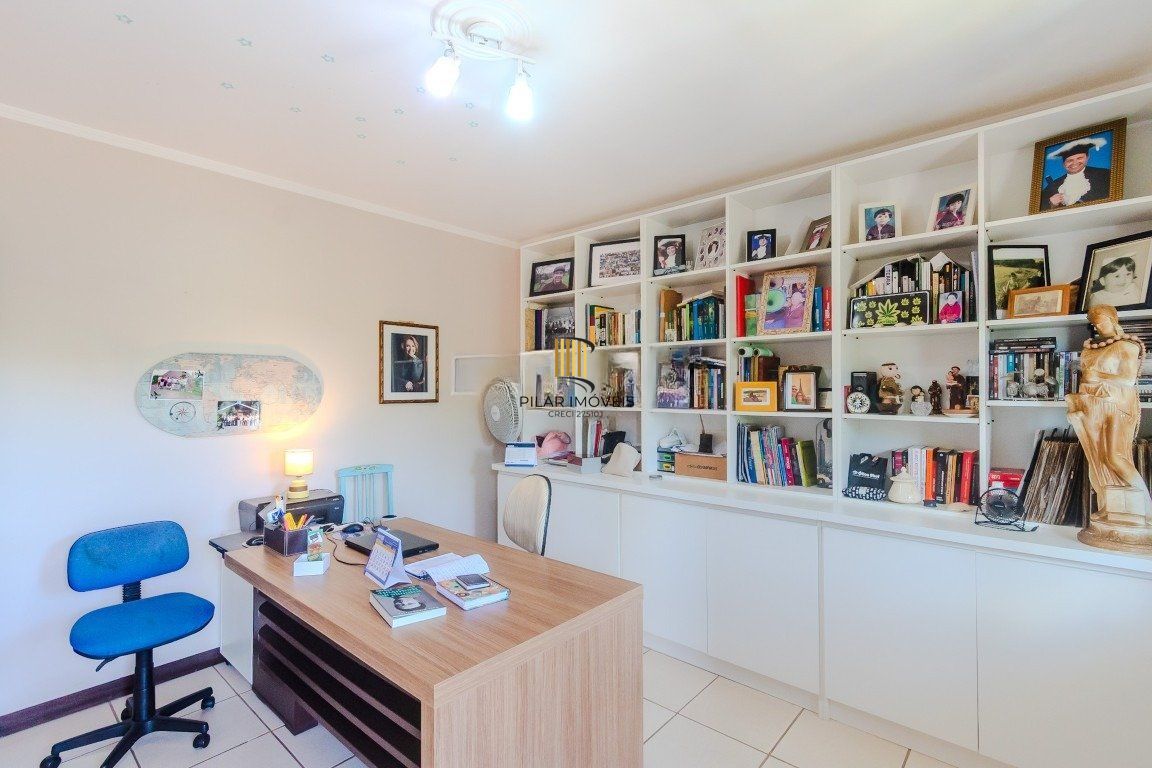 Casa de 4 dormitórios, sendo 1 suíte e 4 vagas de garagem em Canoas.