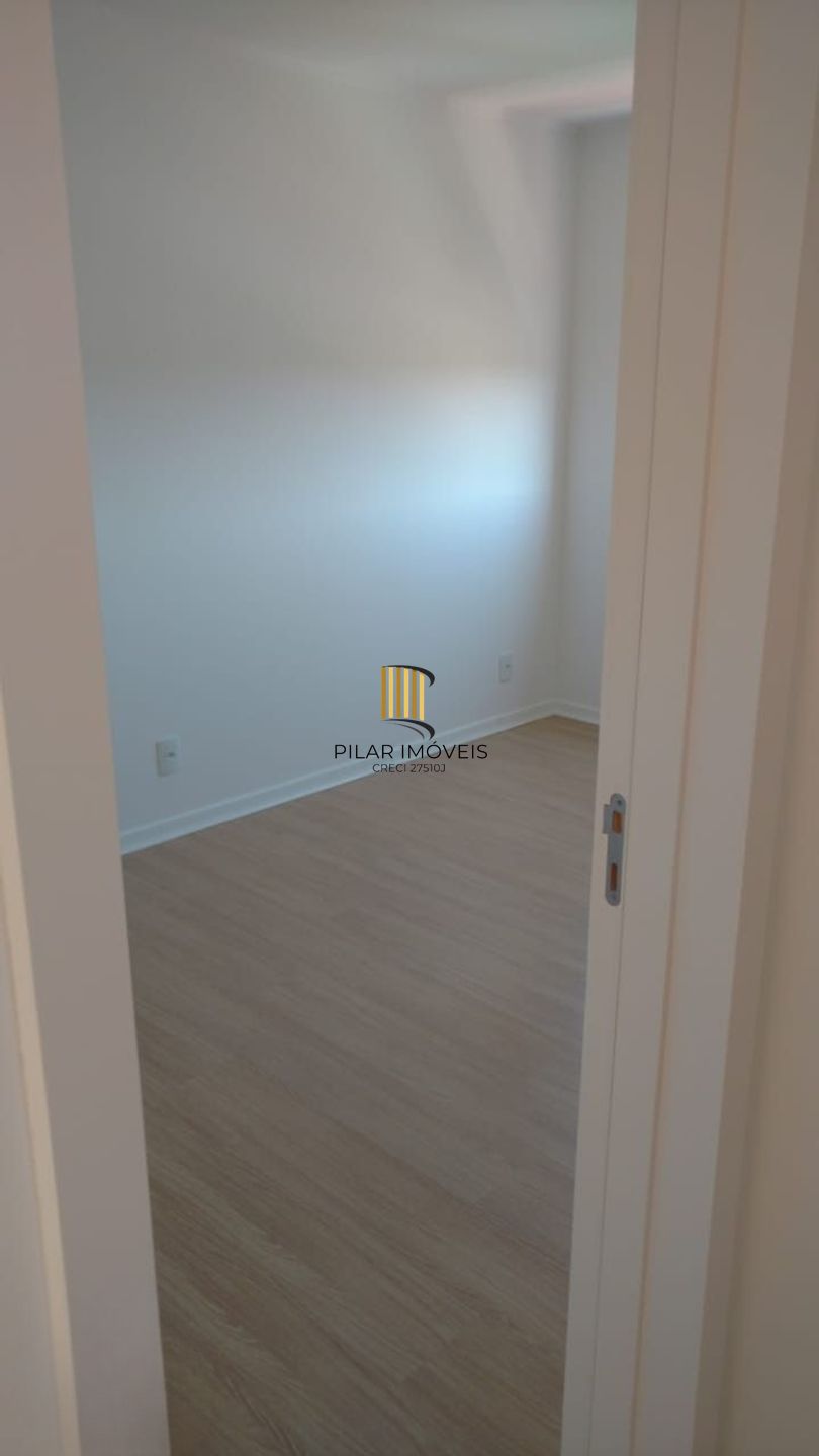 Apartamento de 2 dormitórios, elevador e 1 vaga de garagem.