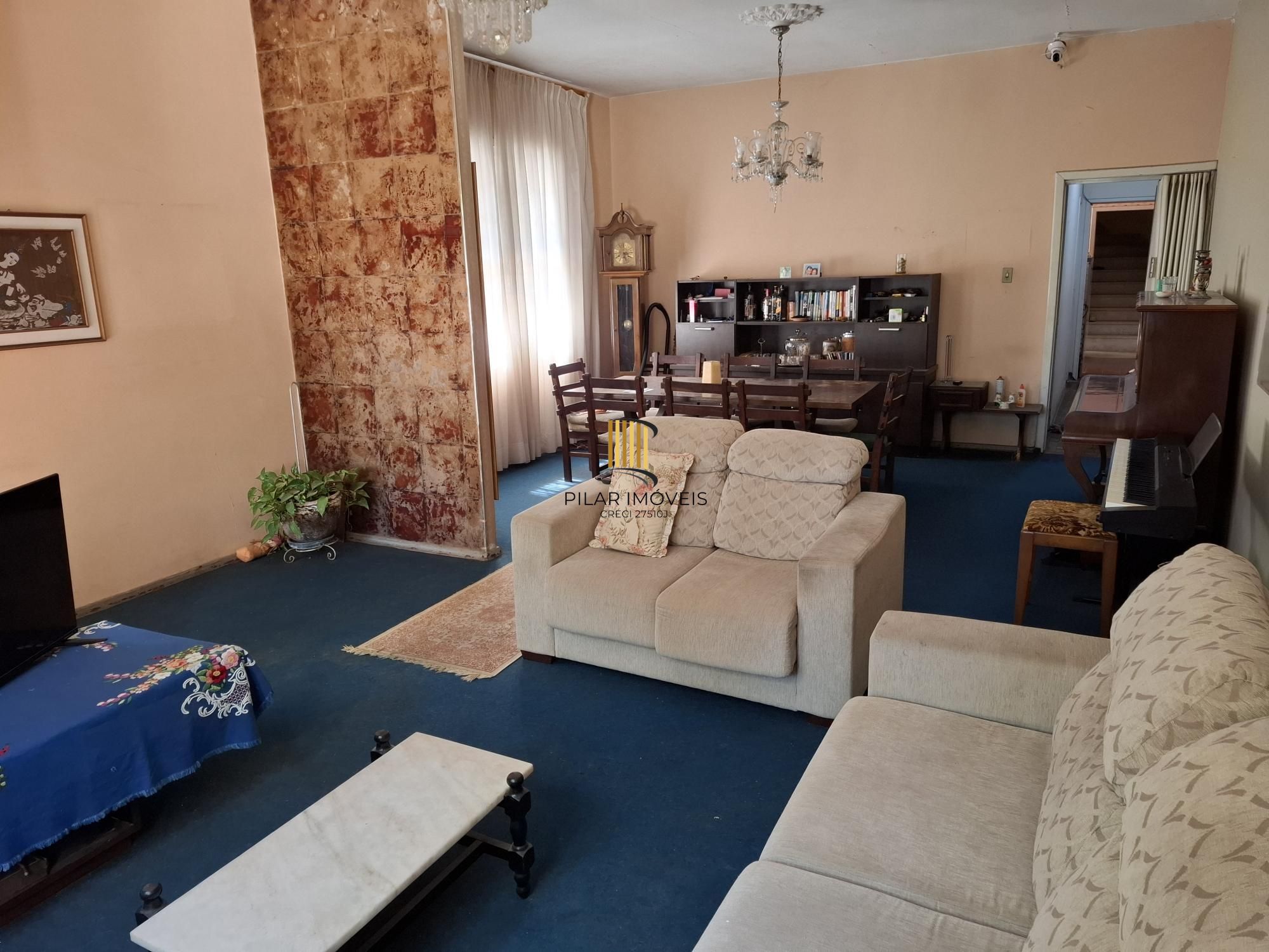 Casa no Bairro Petrópolis, à 800 metros da Encol, com pátio e piscina.