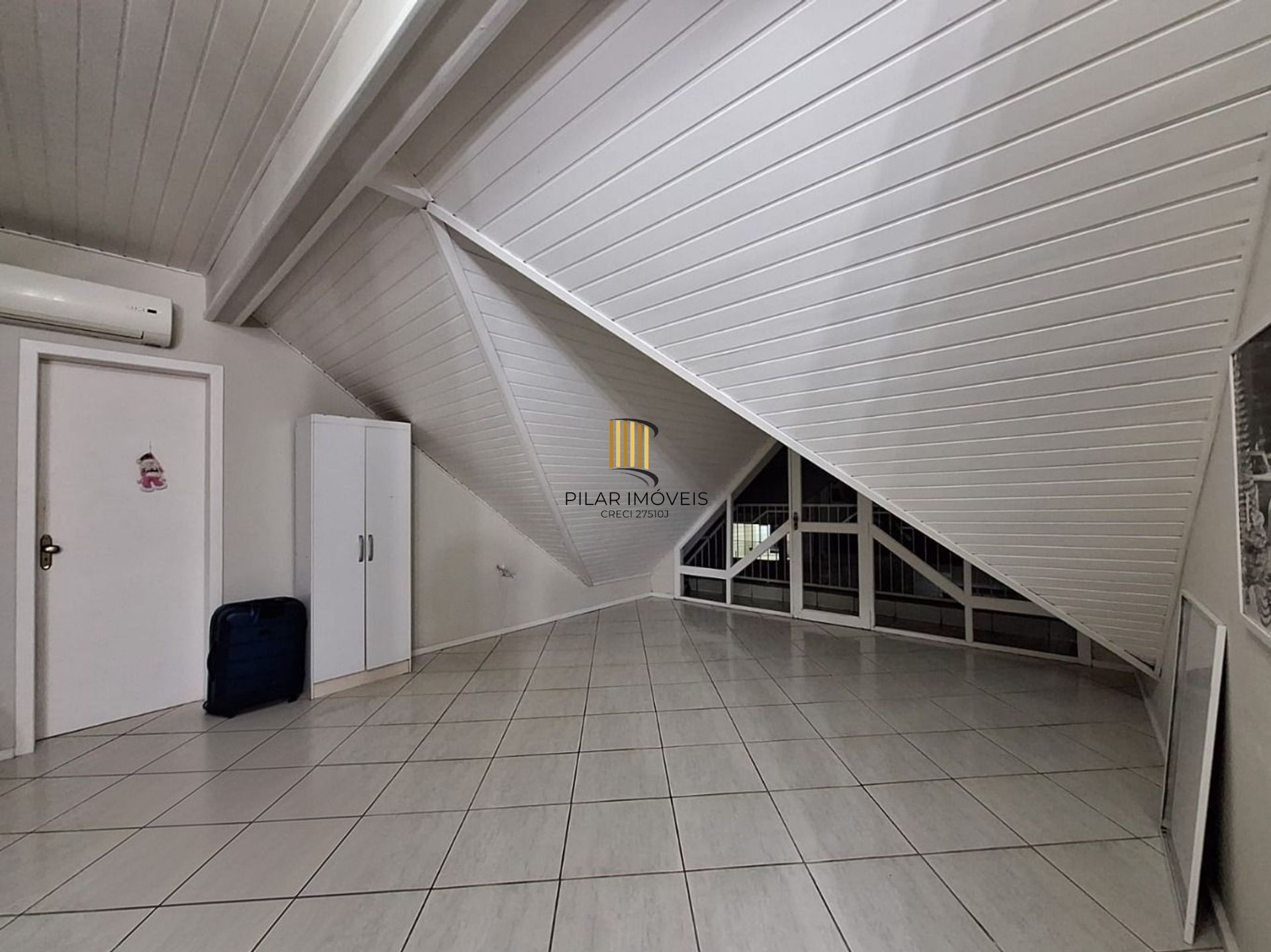 Casa de 2 pisos, 3 dormitórios e 2 vagas de garagem coberta em Canoas.