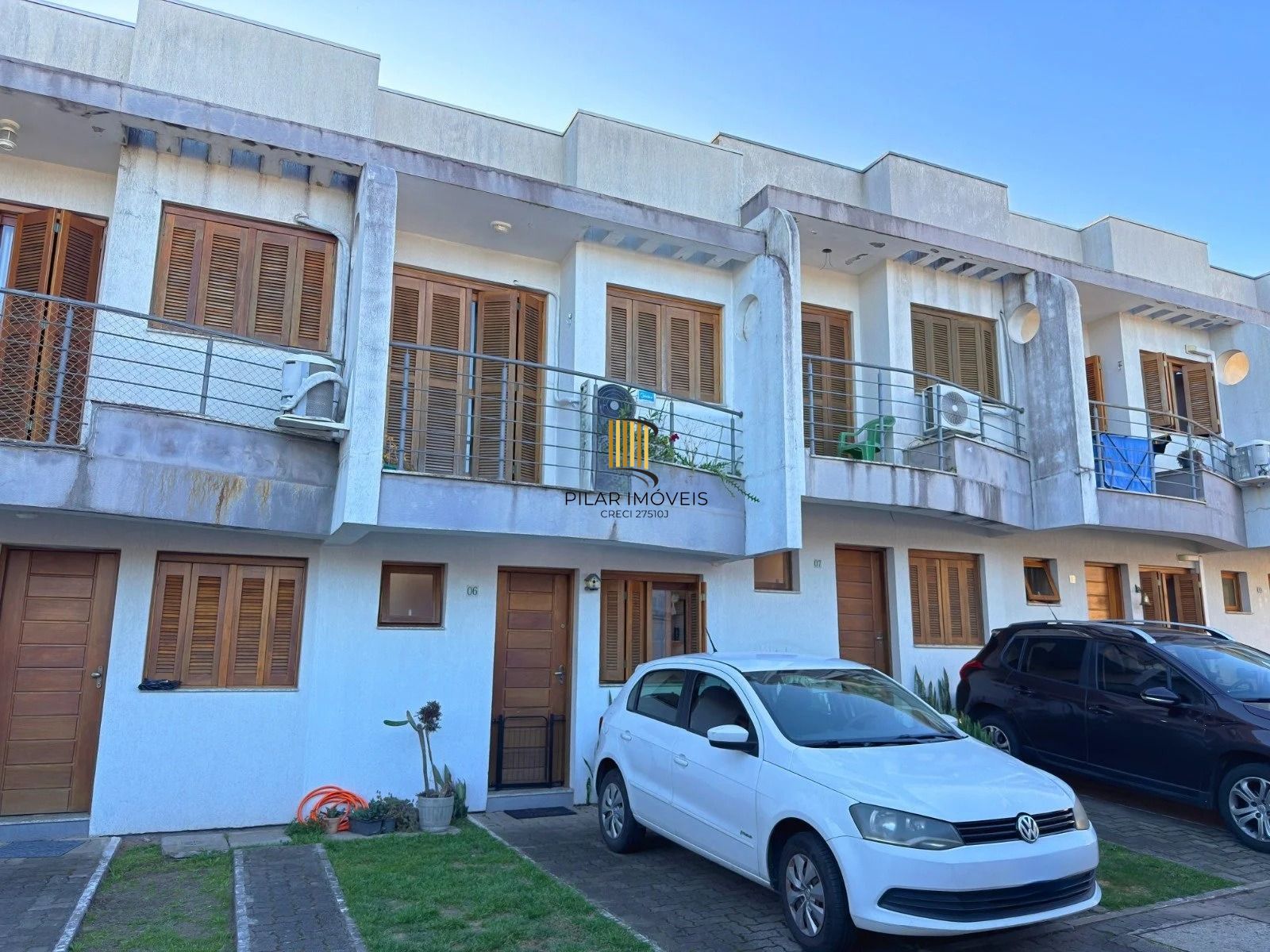 Casa com 2 quartos, 3 banheiros, pátio e churrasqueira no bairro Serraria