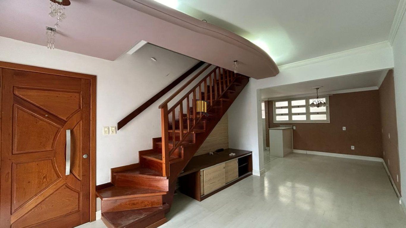 Cobertura de 4 dormitórios e 2 vagas de garagem coberta em Cachoeirinha.