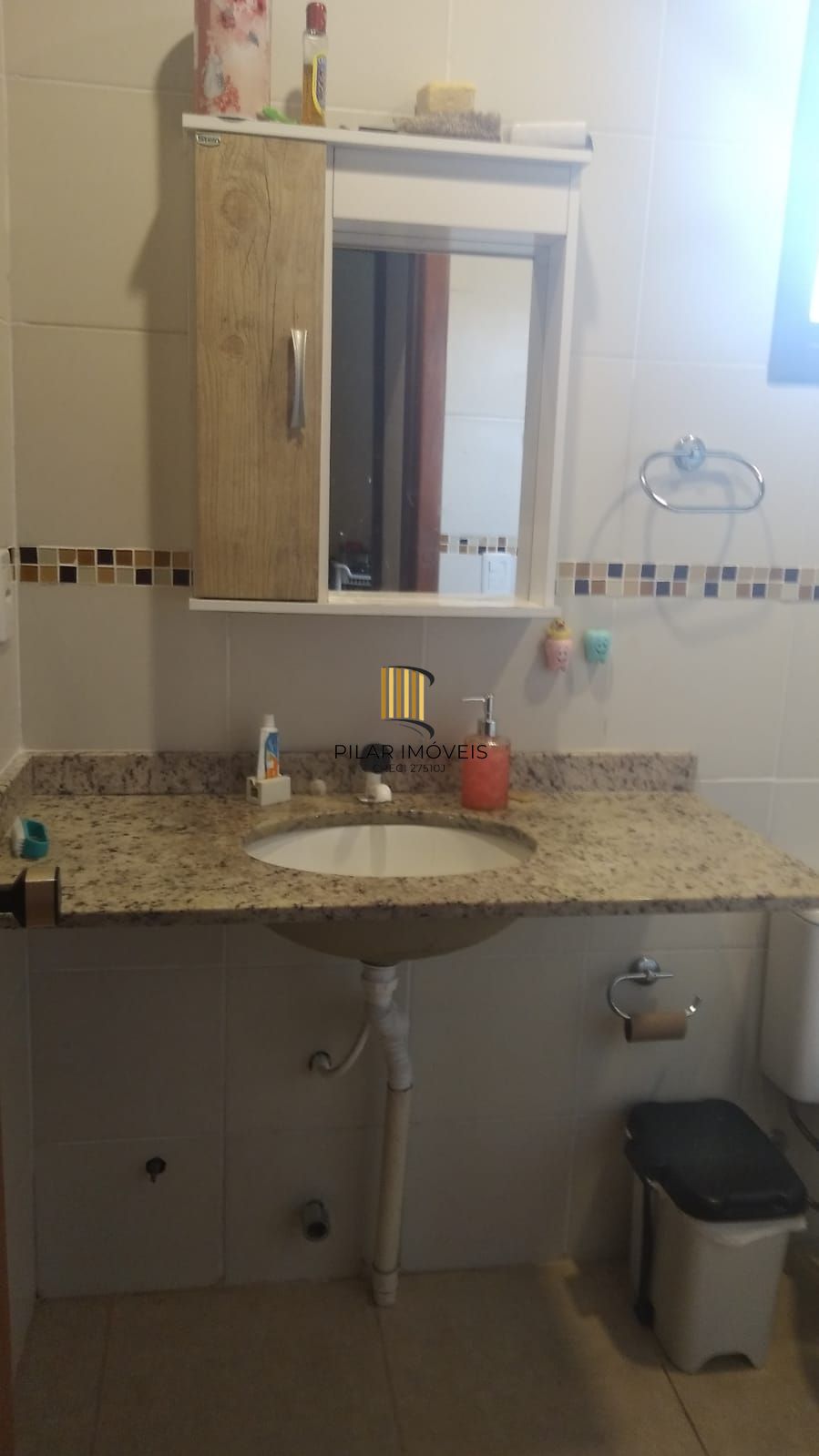 Casa de 2 quartos, churrasqueira, pátio, 2 vagas no bairro Lomba do Pinheiro