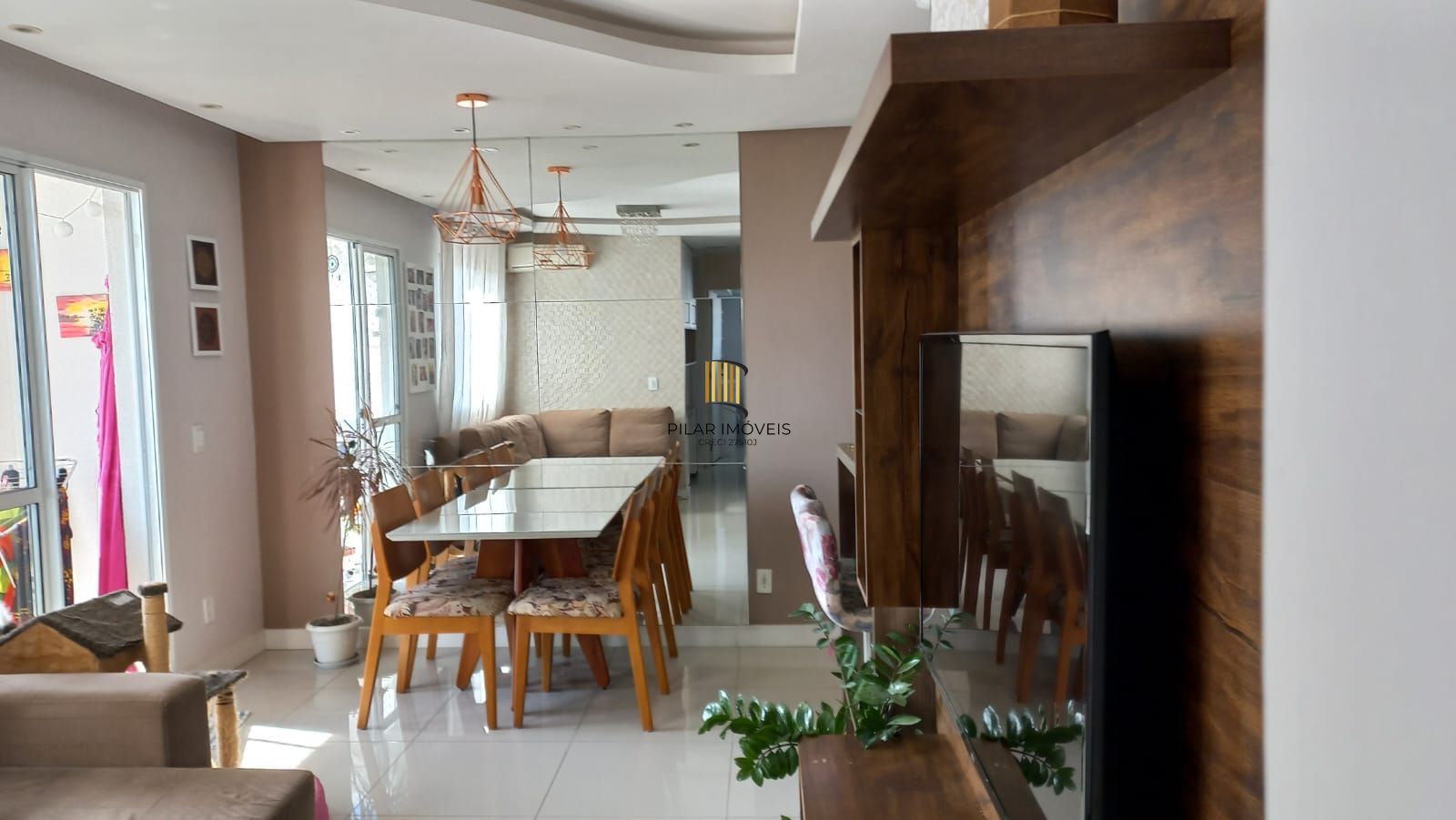 Apartamento com sacada, todo mobiliado de 3 dormitórios com suíte e 2 vagas de garagem.