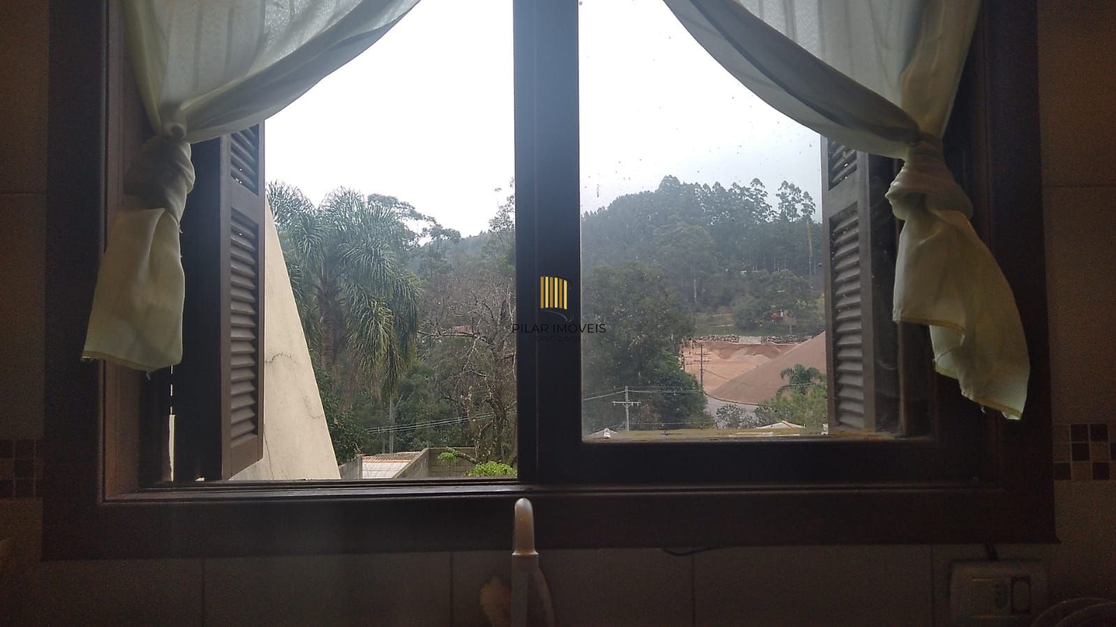 Casa de 2 quartos, churrasqueira, pátio, 2 vagas no bairro Lomba do Pinheiro