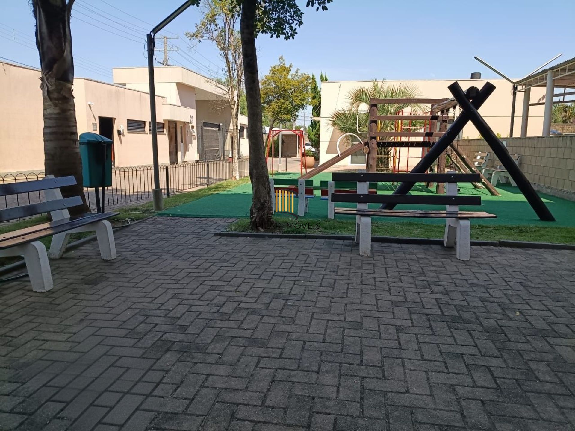 Apartamento de 2 dormitórios, elevador e 1 vaga de garagem.