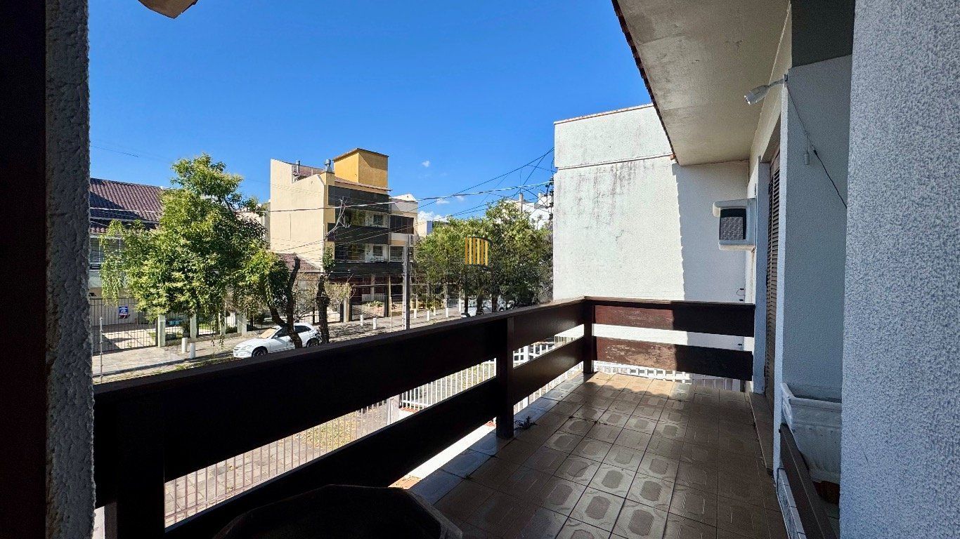 Casa com 350m², 4 quartos, 2 Suítes à venda em Azenha, Porto Alegre.