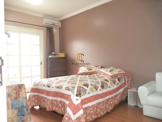 Casa com 4 dormitórios, 1 suíte, 260 m² privativos, 3 vagas no Ecoville.