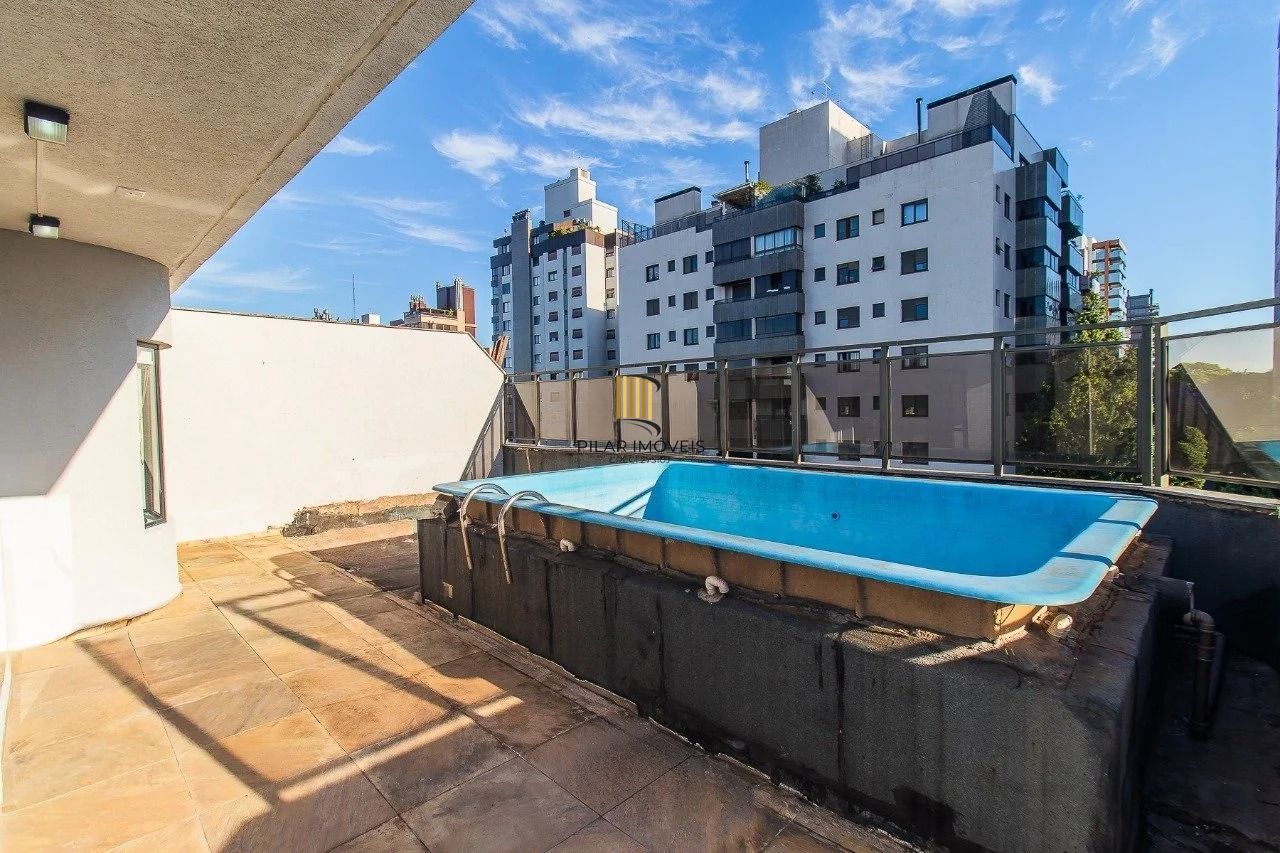 Cobertura de 3 quartos com piscina e 2 vagas no Bairro Mont Serrat.