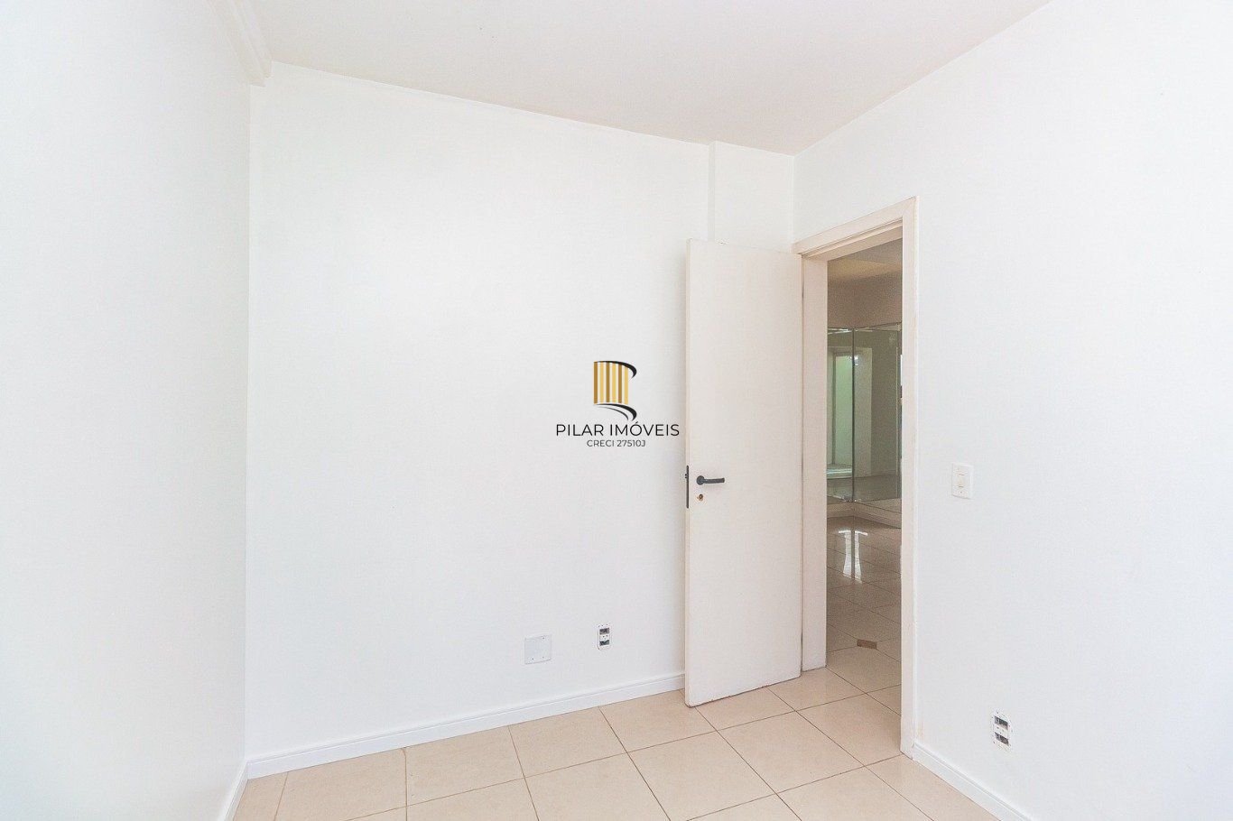 Apartamento com 2 quartos, 1 vaga, gás central e elevador no bairro Sarandi.