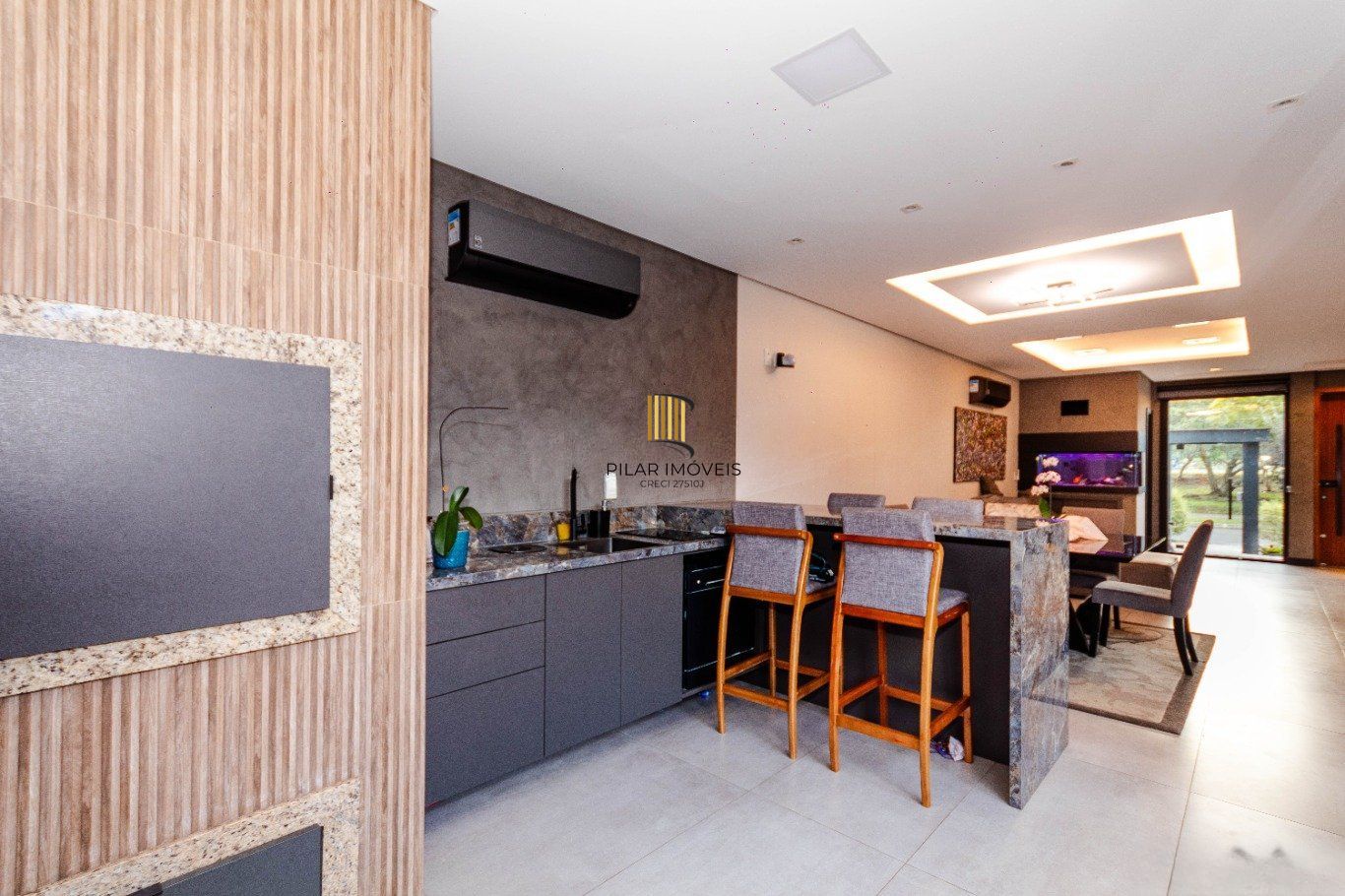 Casa com 4 quartos e 4 vagas  em Canoas.