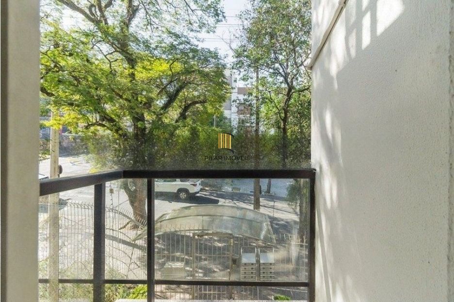 Apartamento de 2 dormitórios com sacada e 1 vaga no Petrópolis.