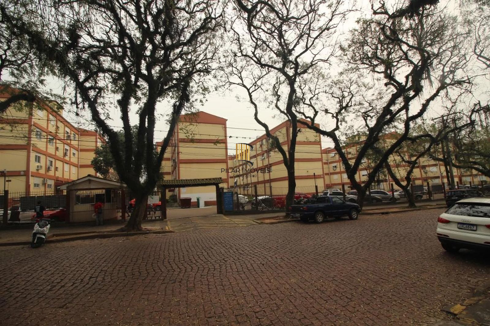 Apartamento com 2 quartos, portaria 24 horas e churrasqueira no bairro Camaquã.